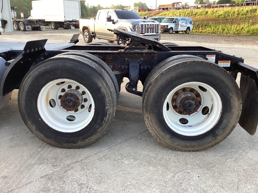 FRIEGHTLINER CASCADIA DAYCAB
