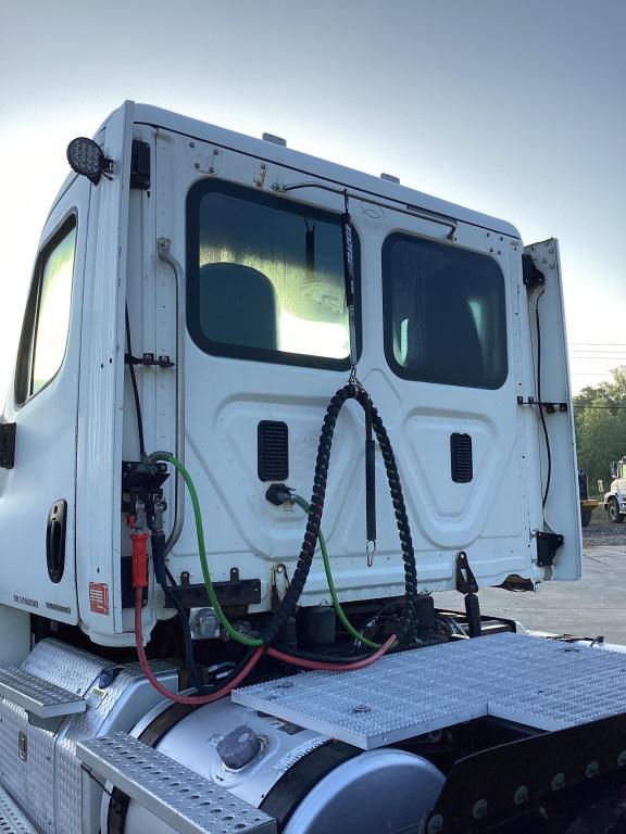 FRIEGHTLINER CASCADIA DAYCAB