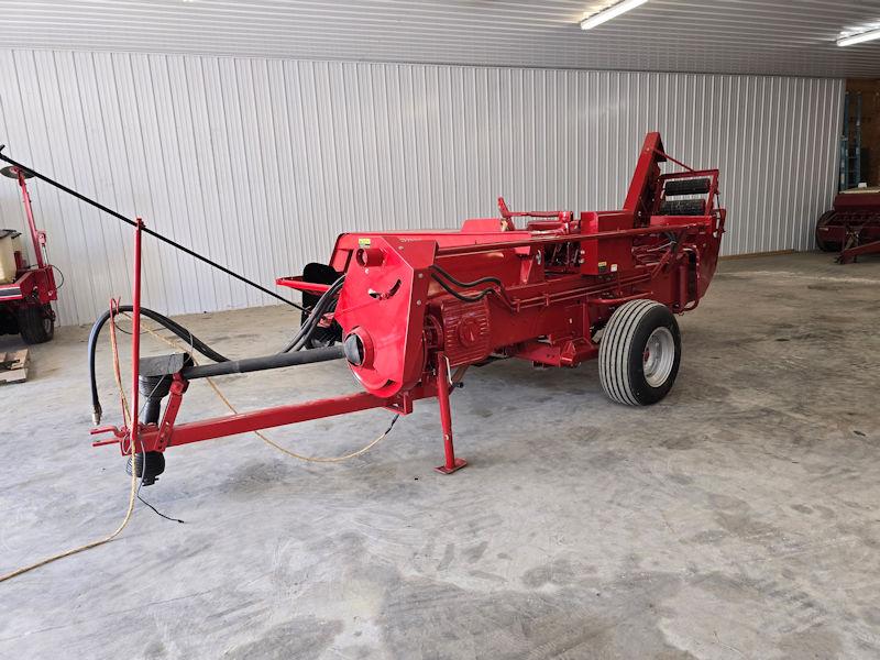 IH Baler 445 T with 15 thrower completely restored  showroom condition