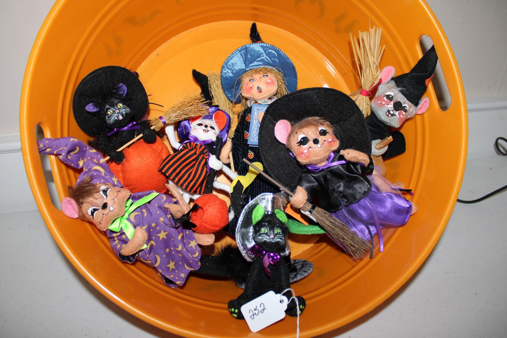 Lot of 8 Annalee Halloween Dolls with bucket