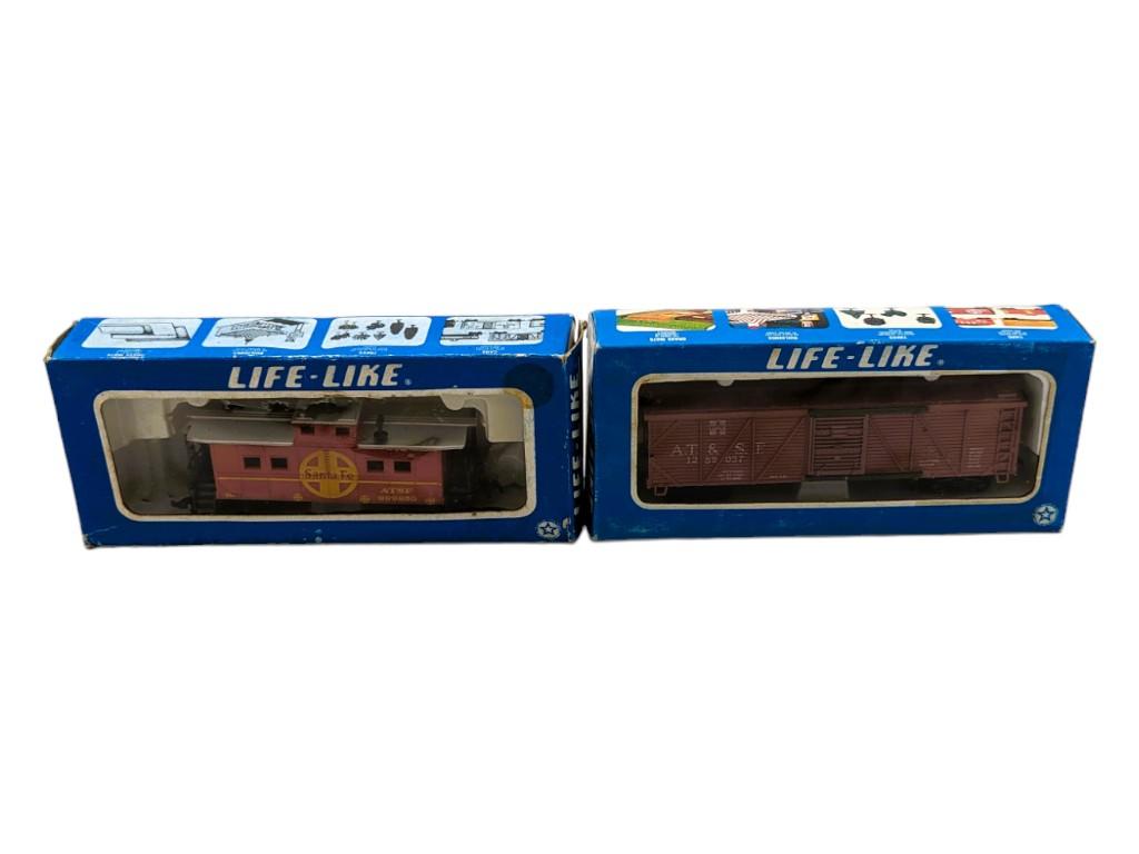 Lot of 2 Life-Like Train Box Cars - Caboose SF, AT&SF