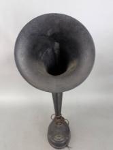 Dictogrand Radio Loudspeaker with Curved Horn Design