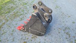 JD310 HD Bucket 600mm wide, J200 adapter & rock teeth(1U3202RC) * 4, without pins, with side