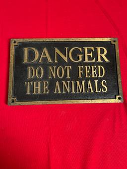 Danger Do Not Feed The Animals Sign