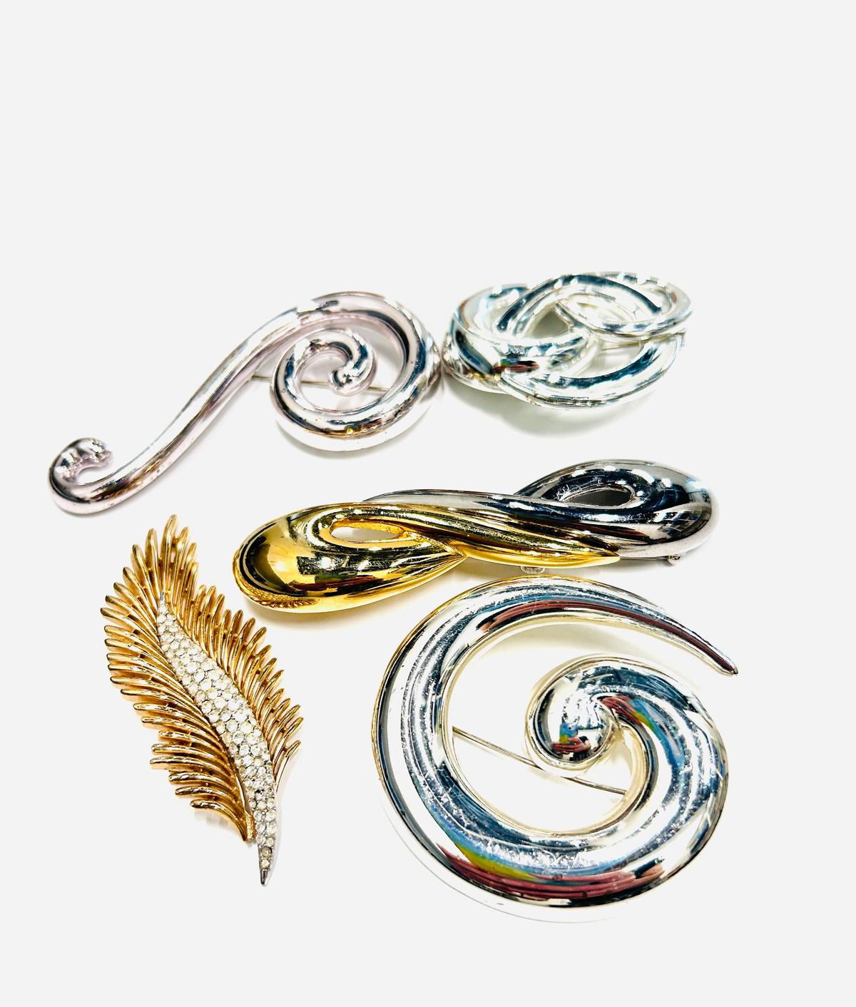 5 Brooches monet, Trifari