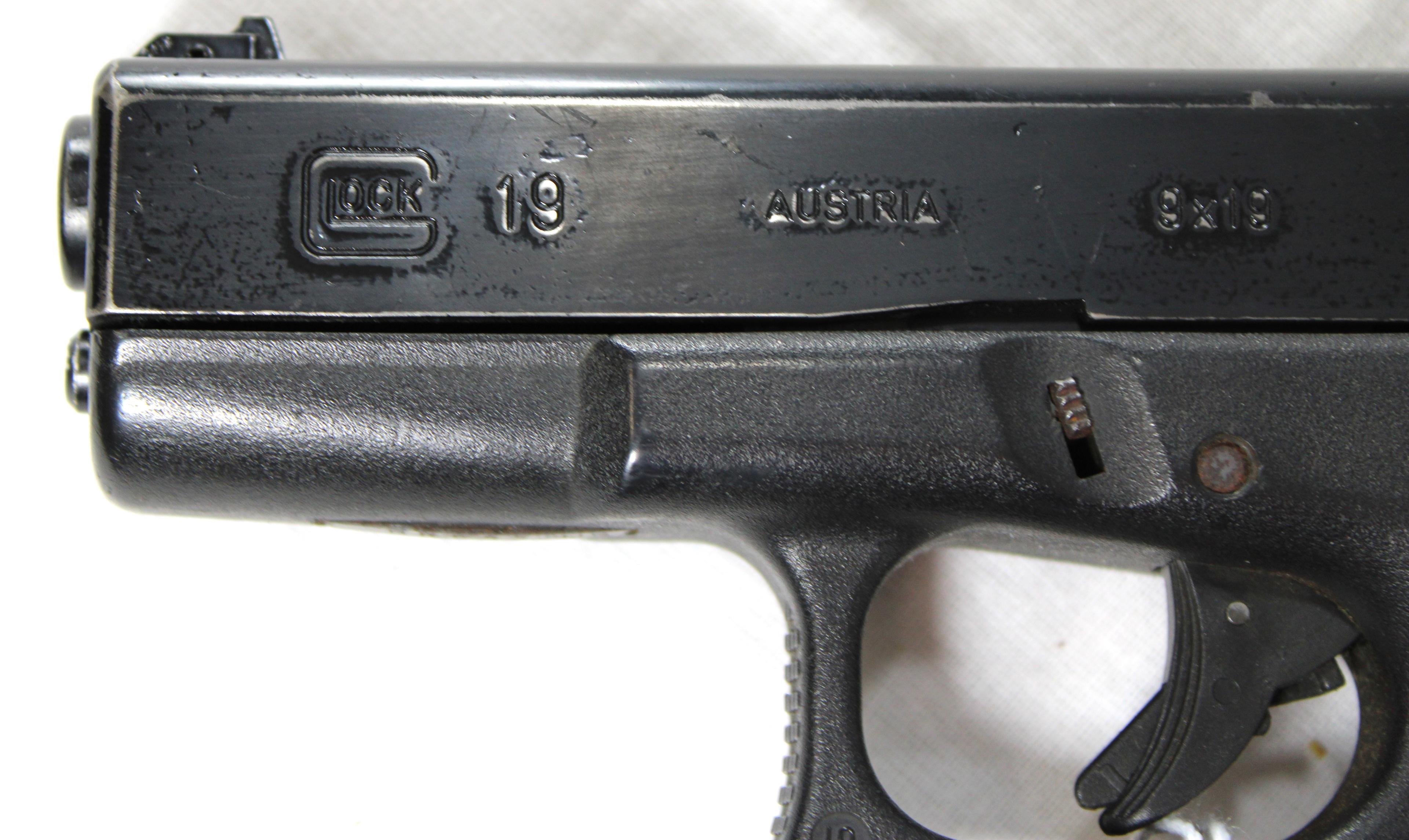 Glock 19 Gen 2 9mm Pistol w/Holster, Spare Mags, and Mag Pouch