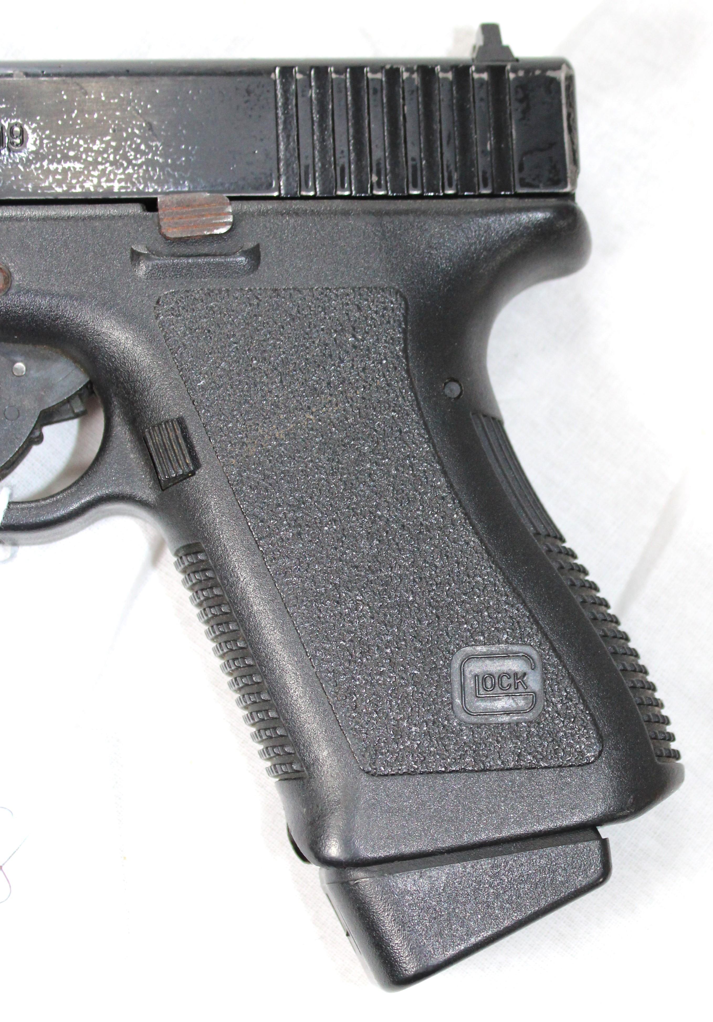 Glock 19 Gen 2 9mm Pistol w/Holster, Spare Mags, and Mag Pouch