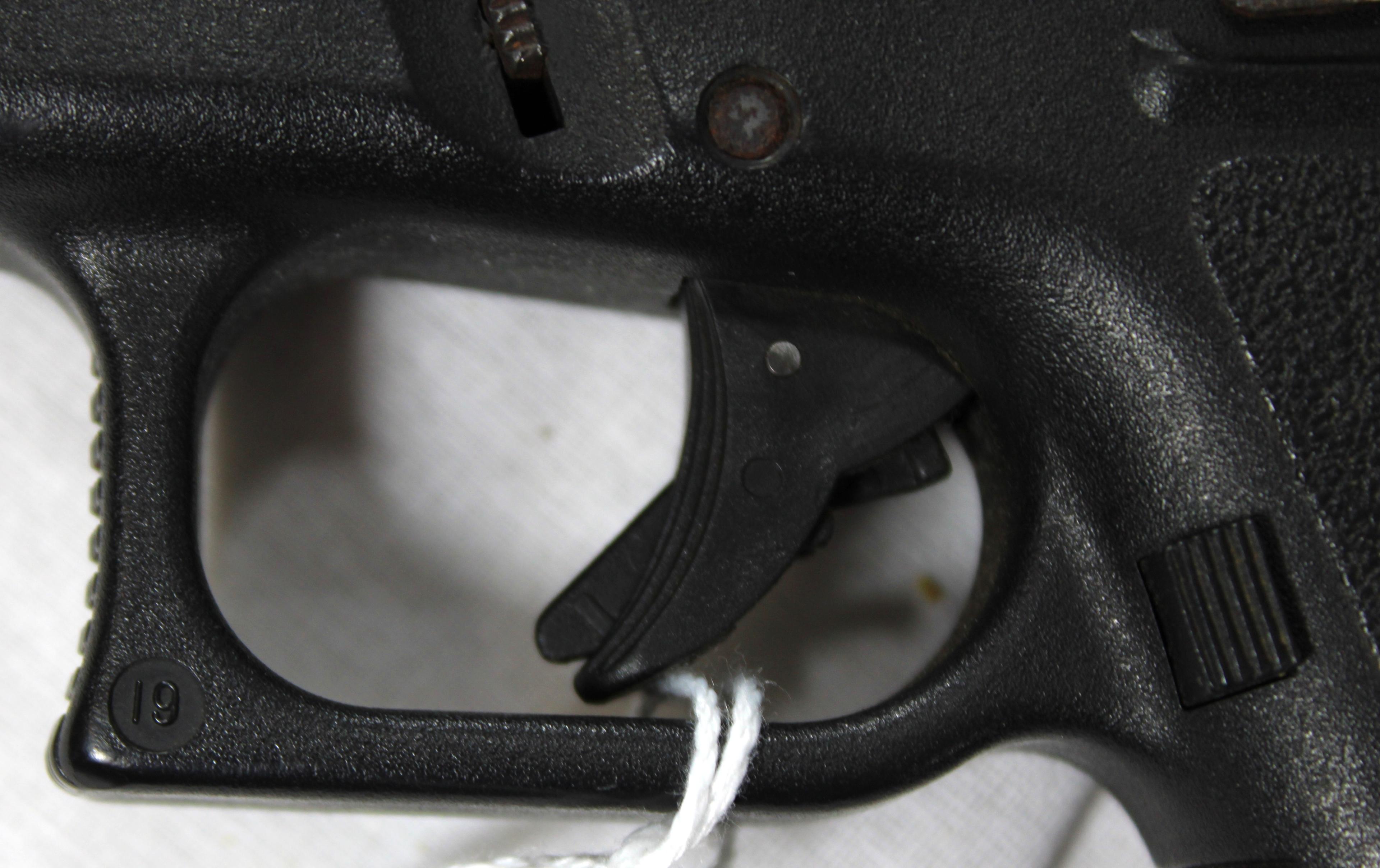Glock 19 Gen 2 9mm Pistol w/Holster, Spare Mags, and Mag Pouch