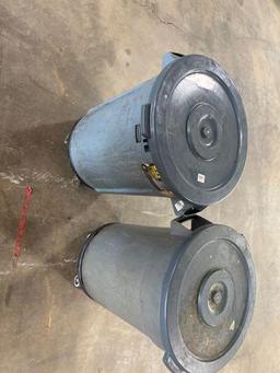 2-BRUTE 32 GALLON TRASH CAN WITH DOLLY