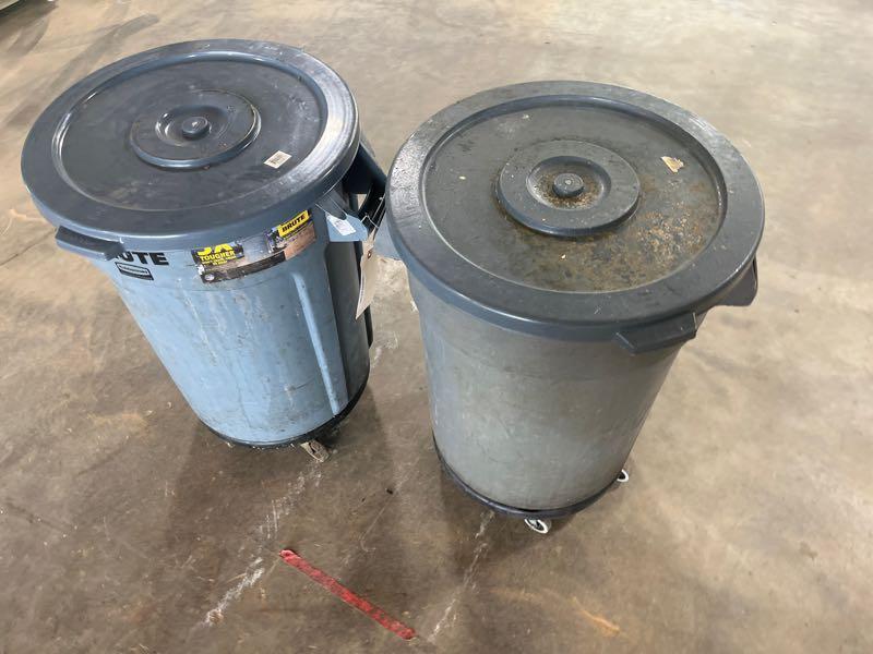 2-BRUTE 32 GALLON TRASH CAN WITH DOLLY