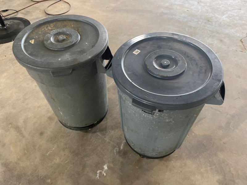 2-BRUTE 32 GALLON TRASH CAN WITH DOLLY