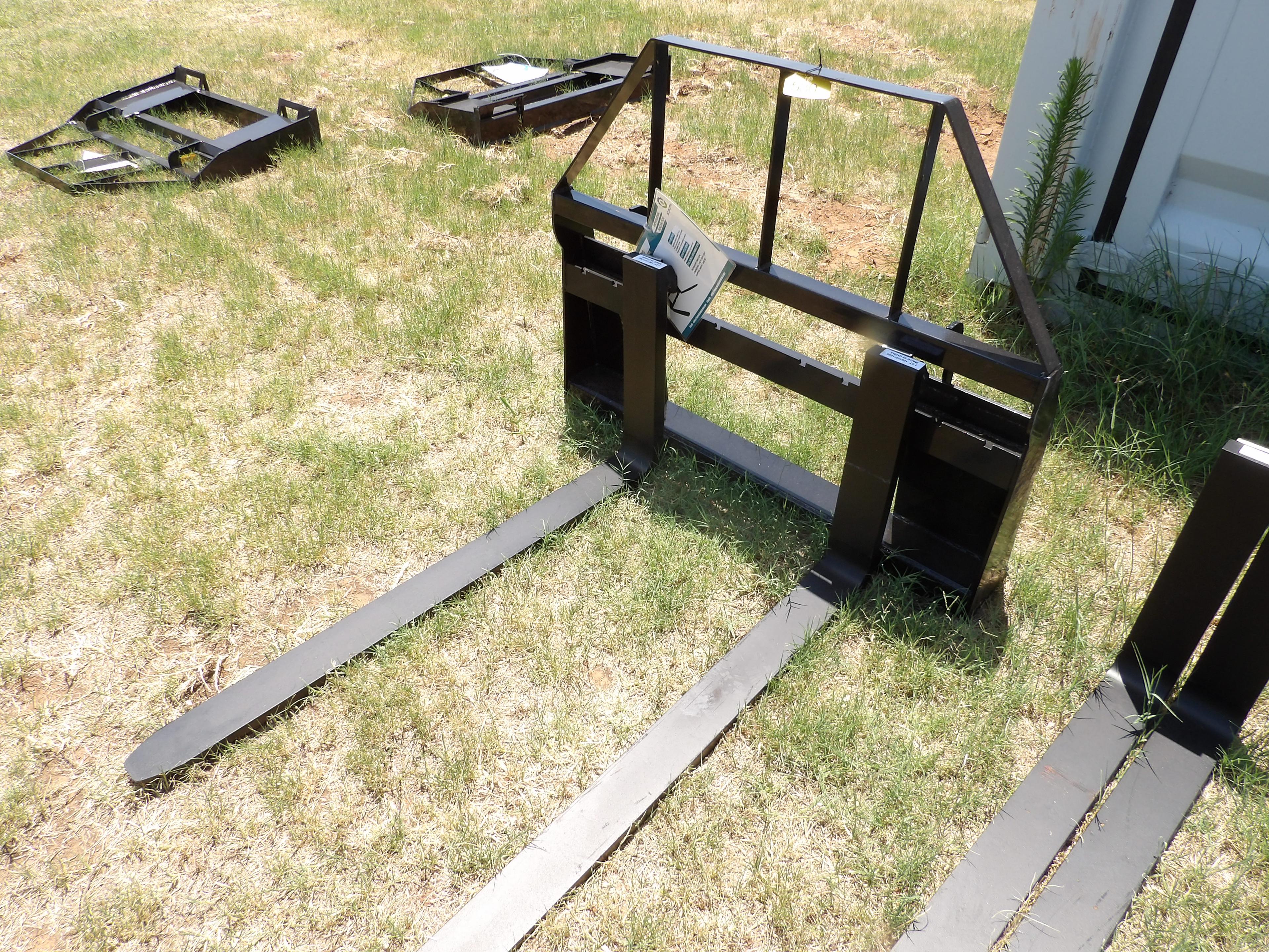 SKID STEER PALLET FORKS