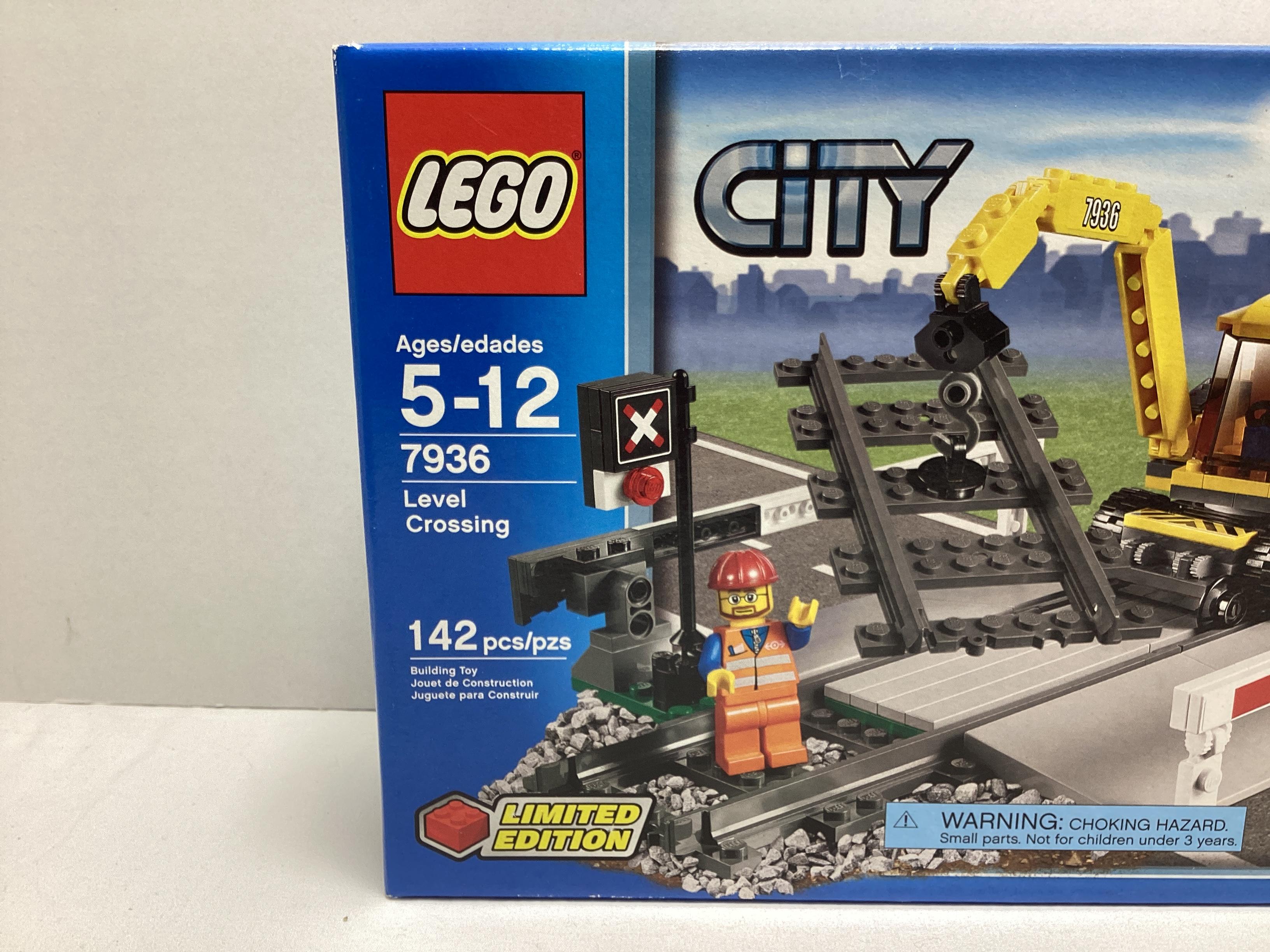 New LEGO City 7936 Level Crossing Building Set