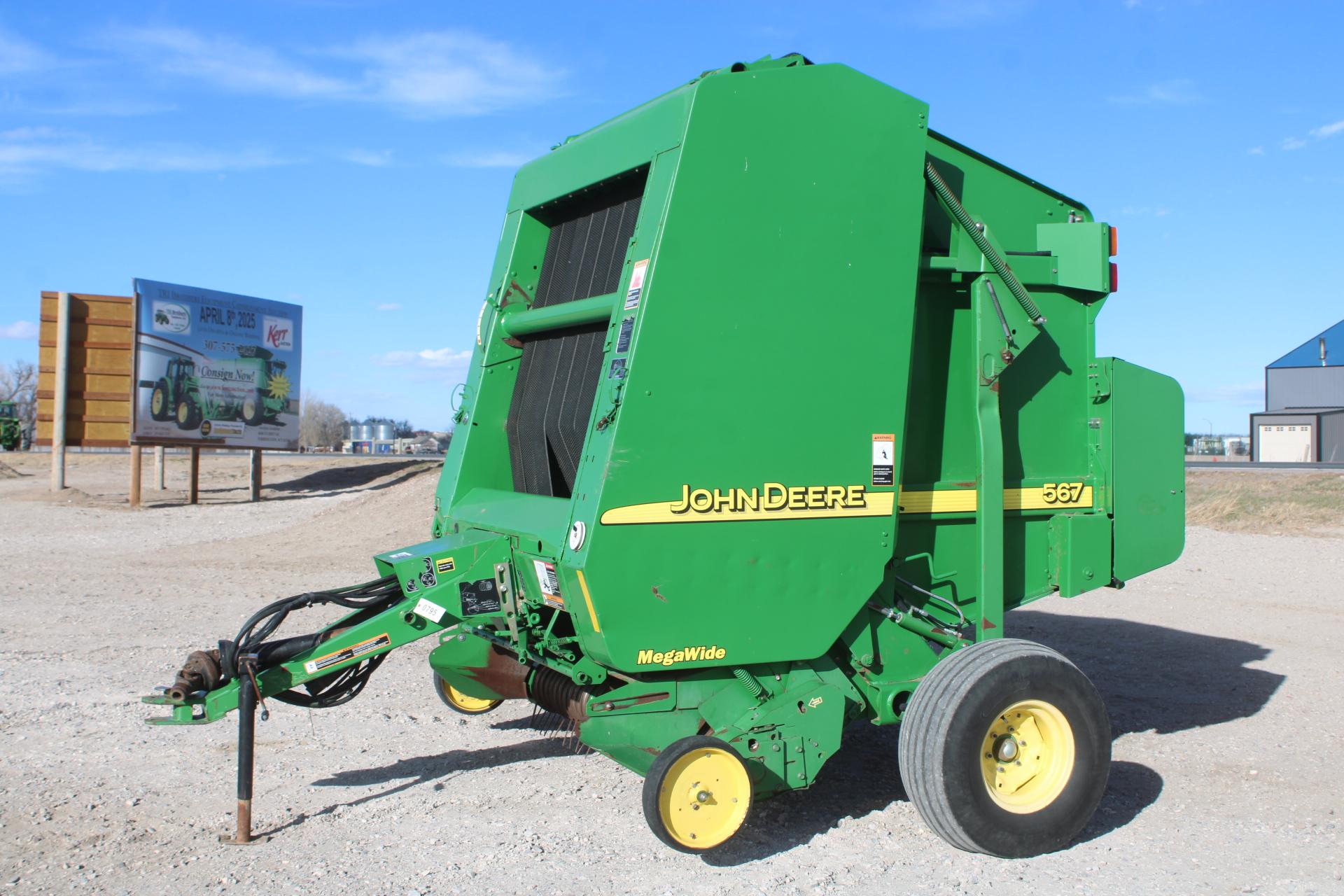 John Deere 567 Round Baler