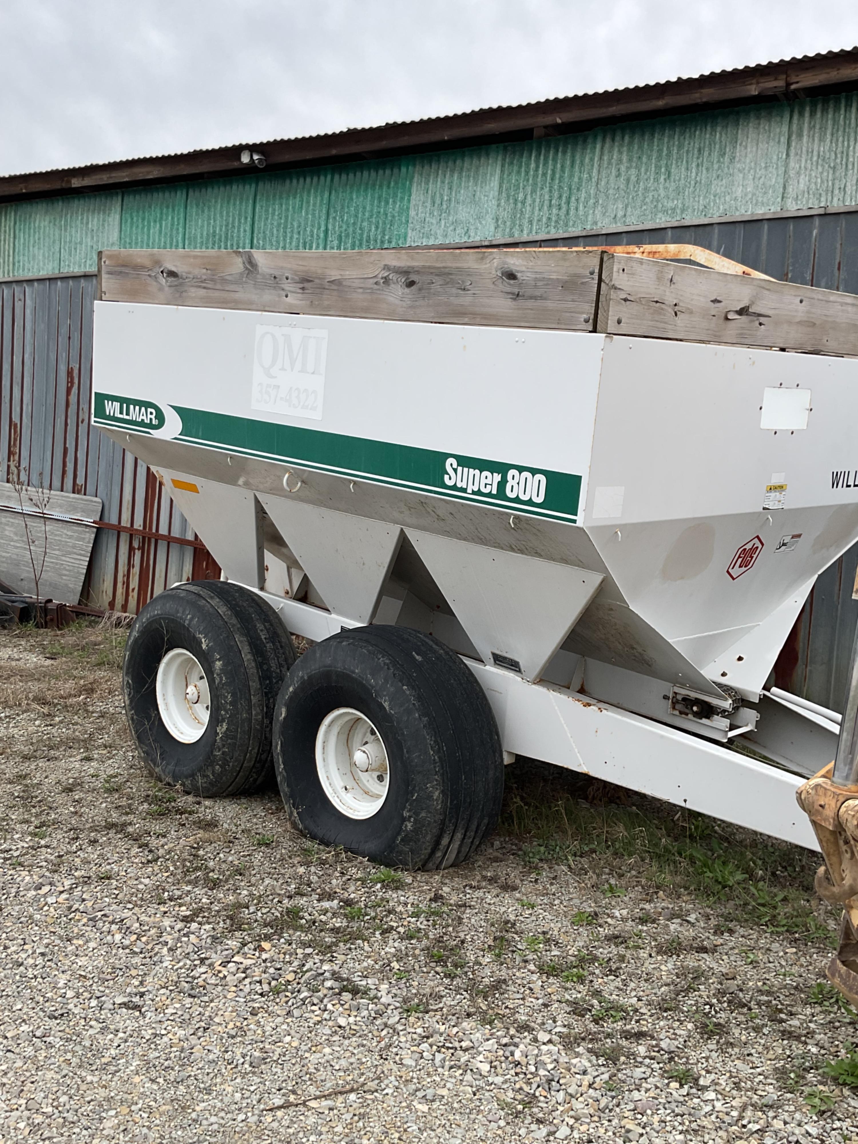 Willmar Super 800 Fertilizer Spreader