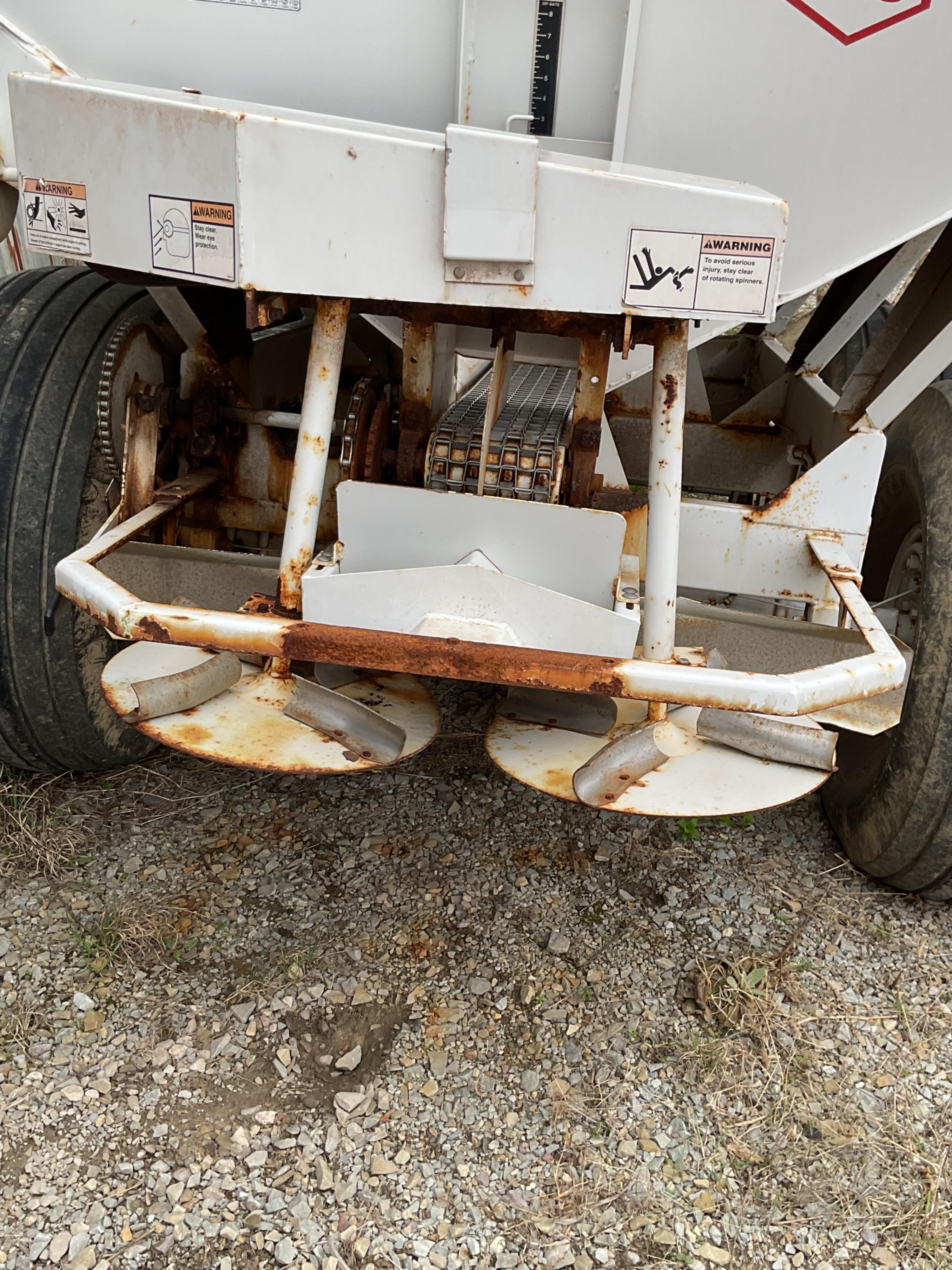 Willmar Super 800 Fertilizer Spreader