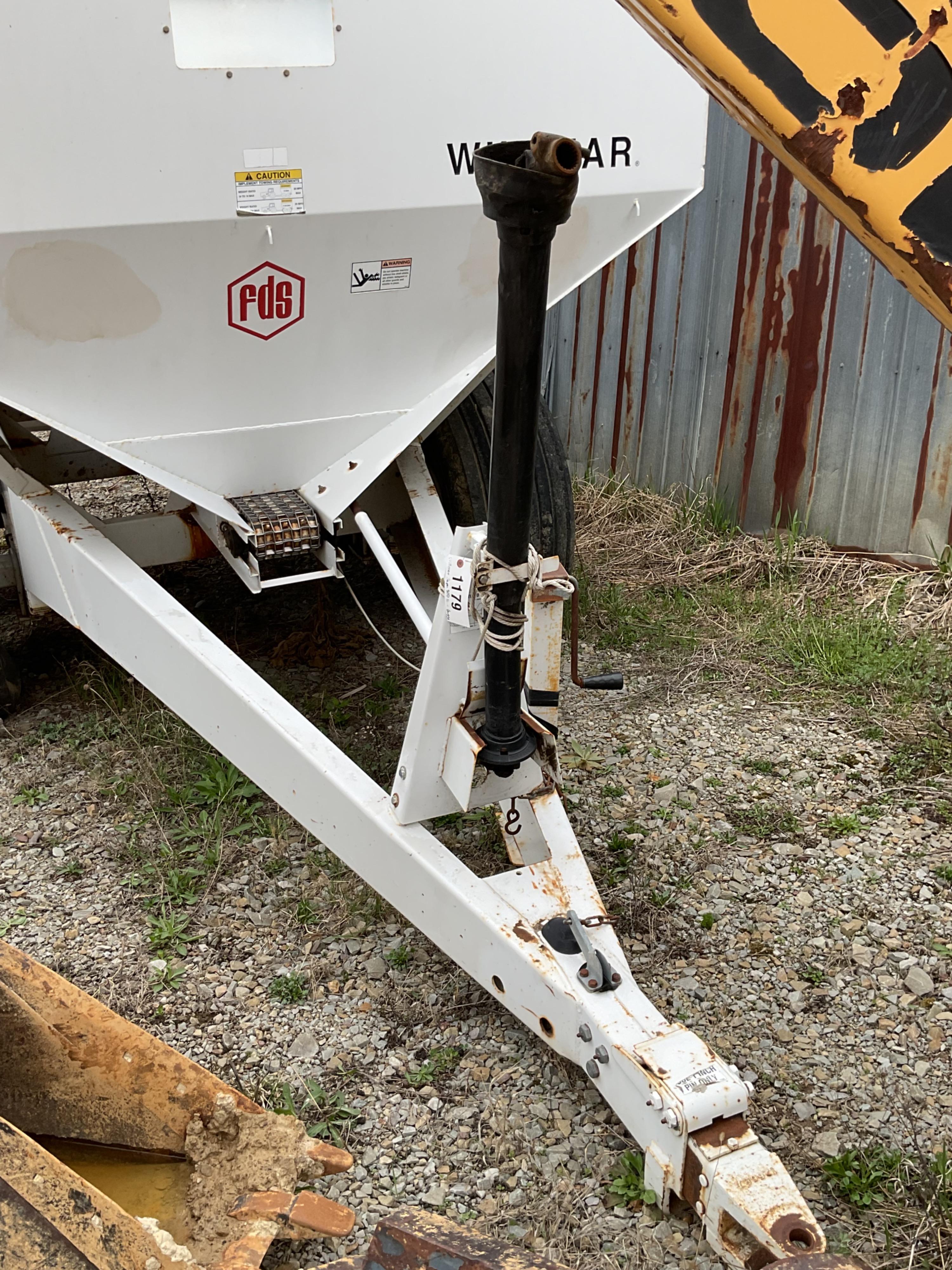 Willmar Super 800 Fertilizer Spreader