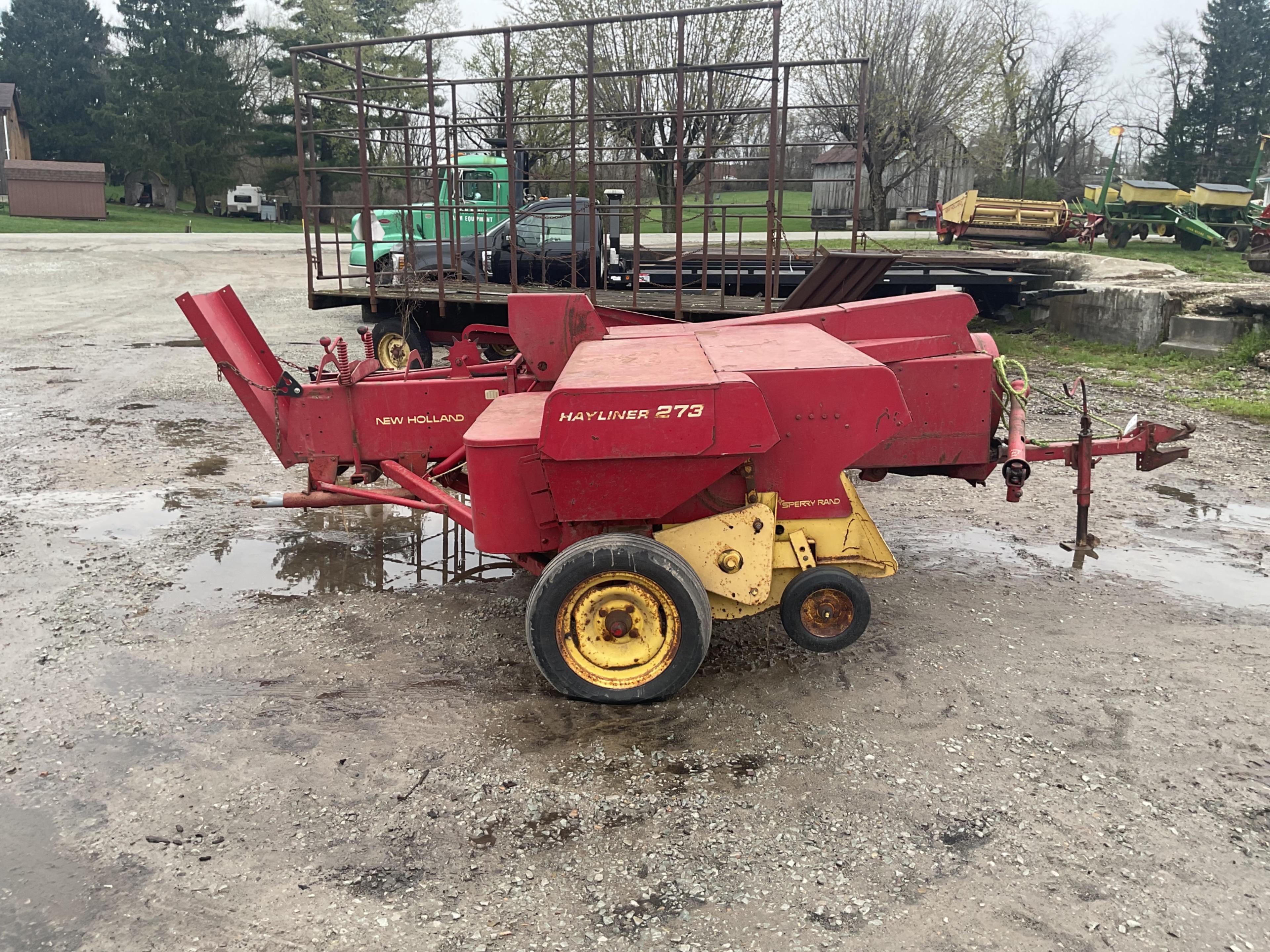 New Holland 273 Square Baler W/ Shute