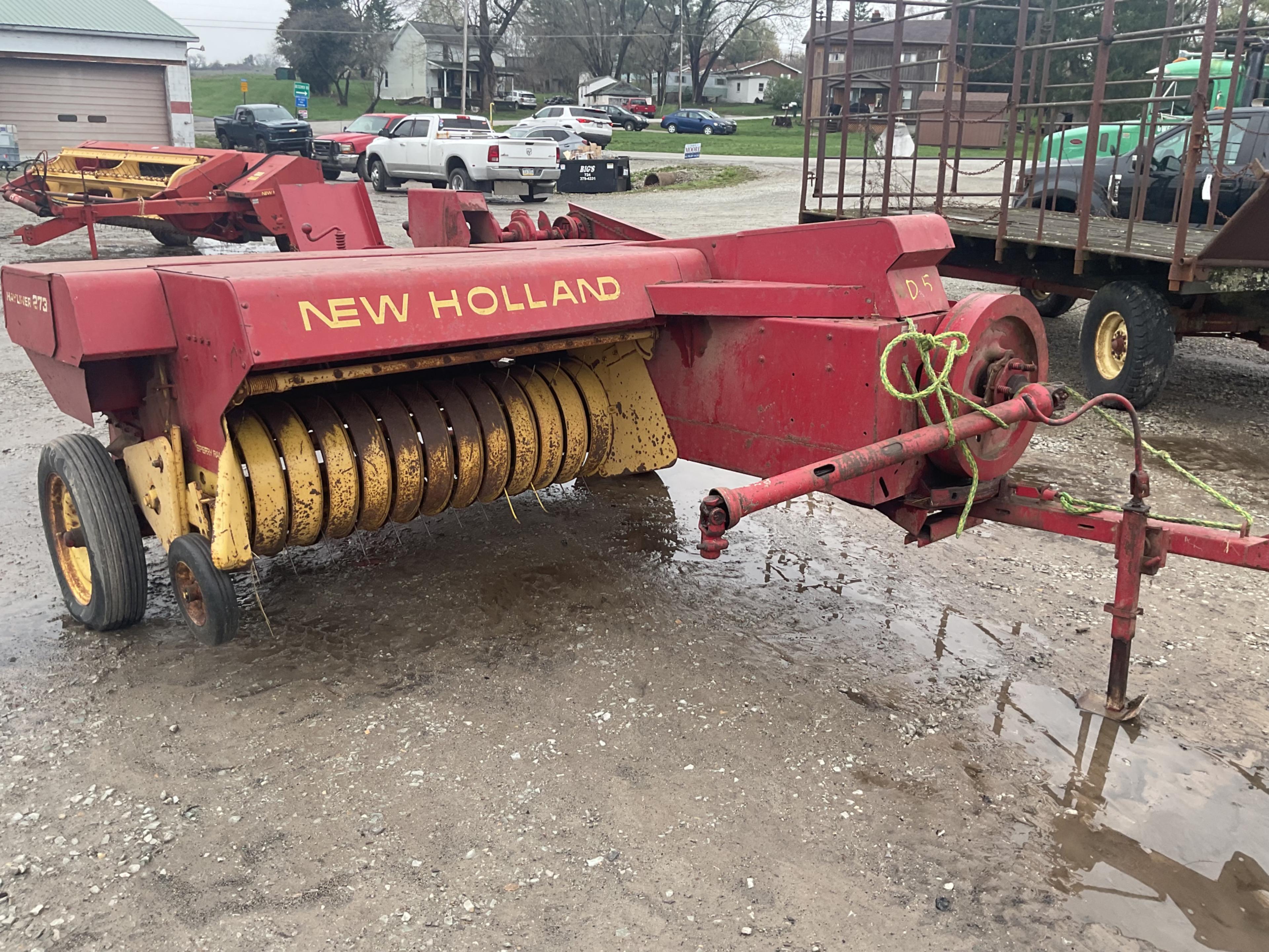 New Holland 273 Square Baler W/ Shute