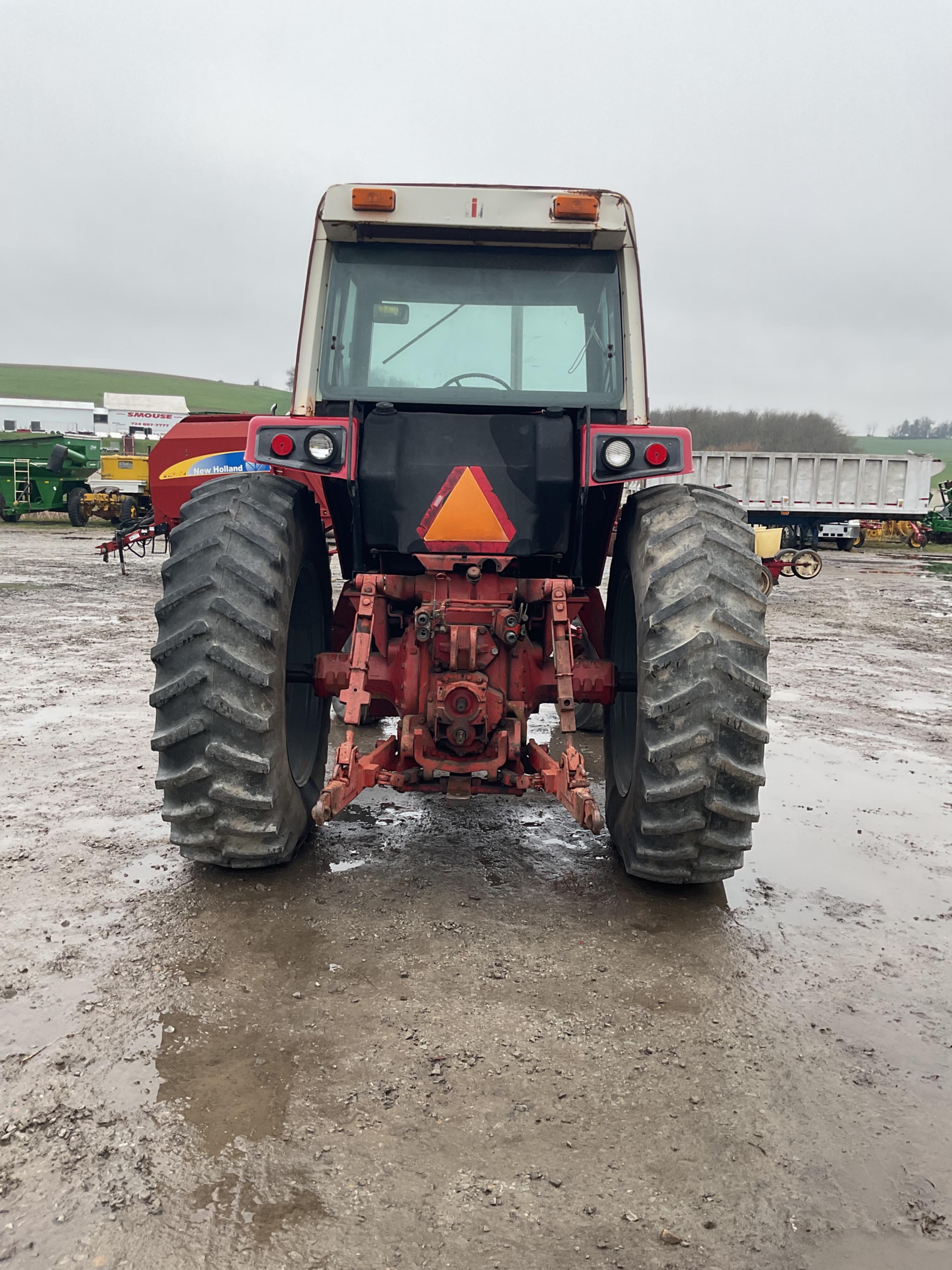 IH 1086 Tractor