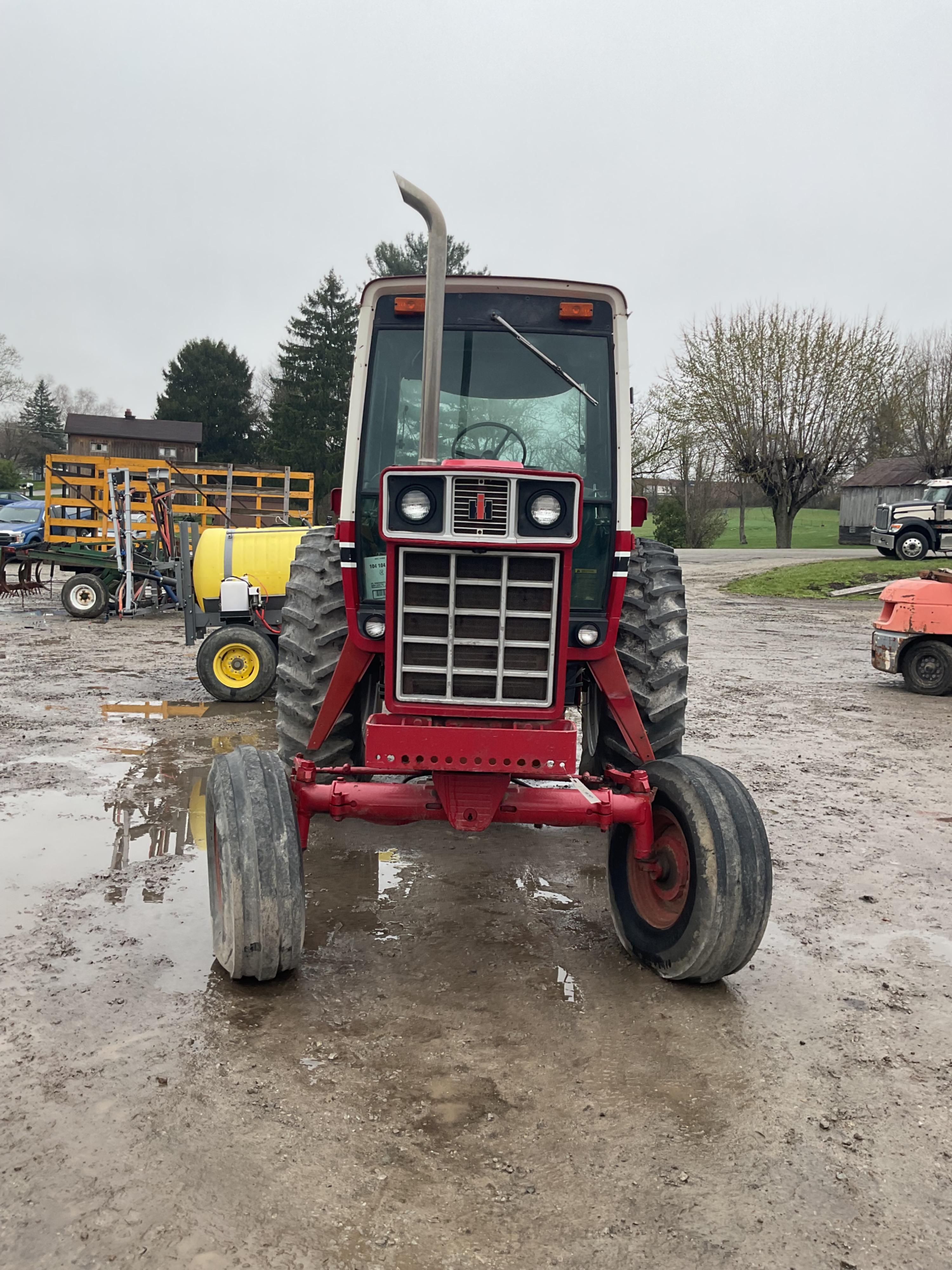 IH 1086 Tractor