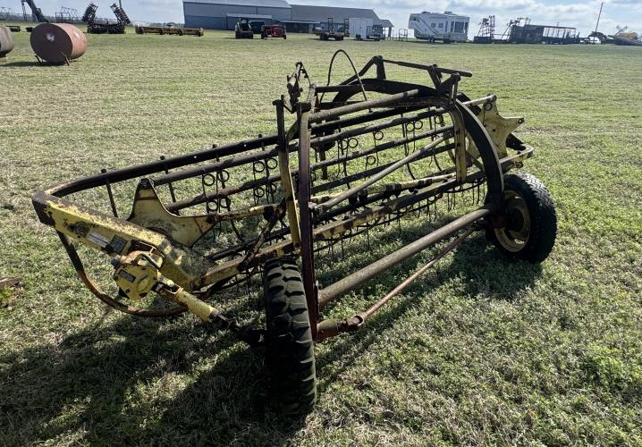 NEW HOLLAND HAY RAKE