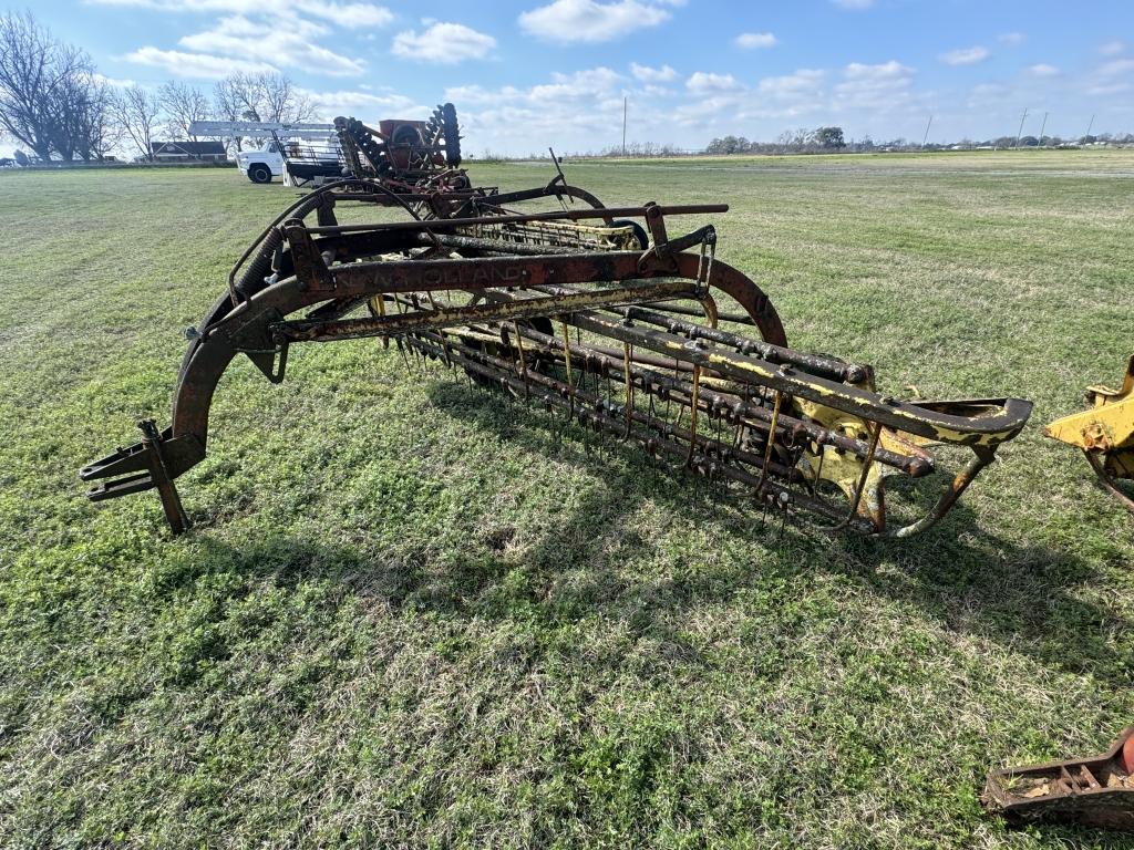 NEW HOLLAND HAY RAKE