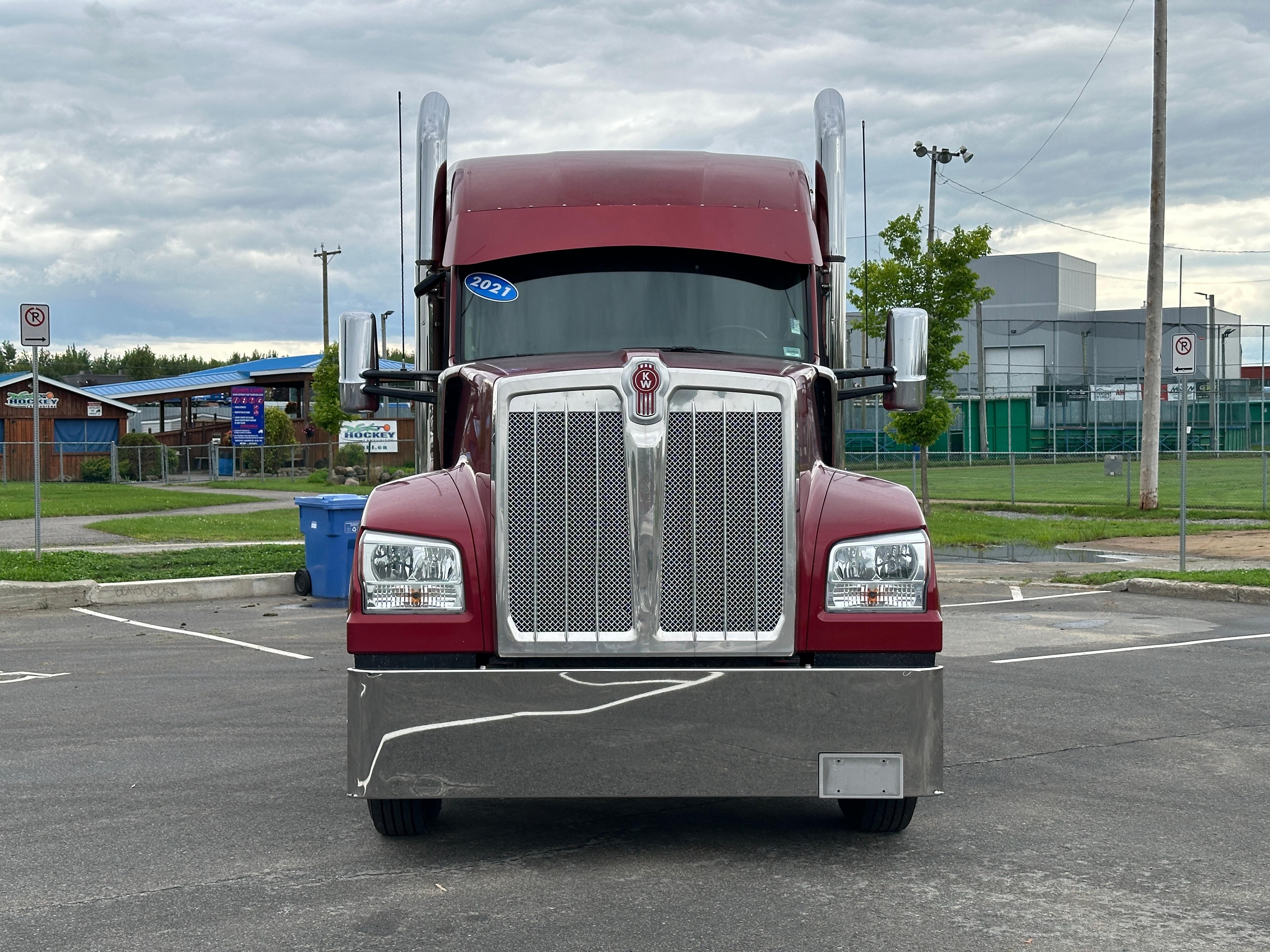 2021 Kenworth W990