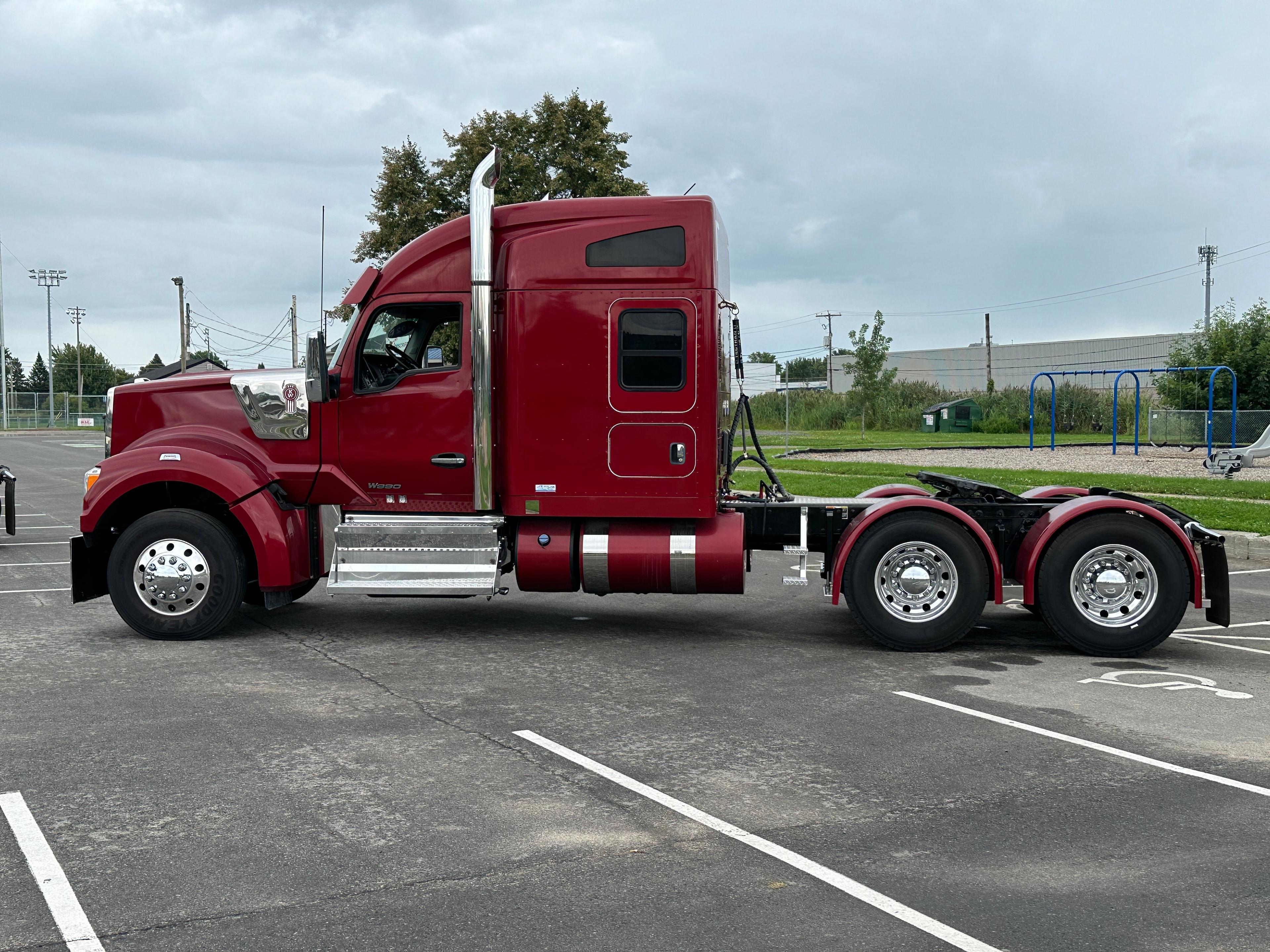 2021 Kenworth W990