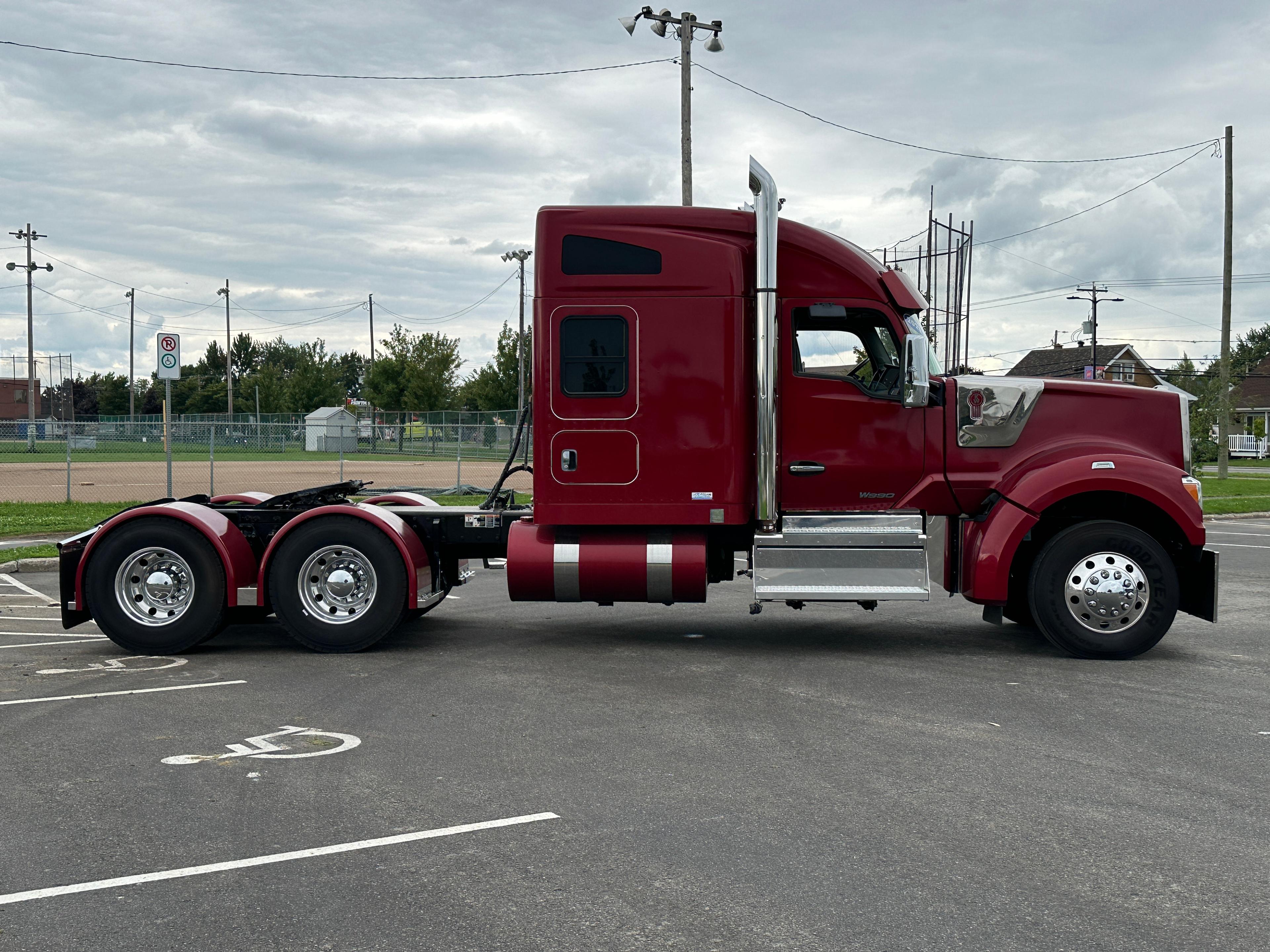 2021 Kenworth W990