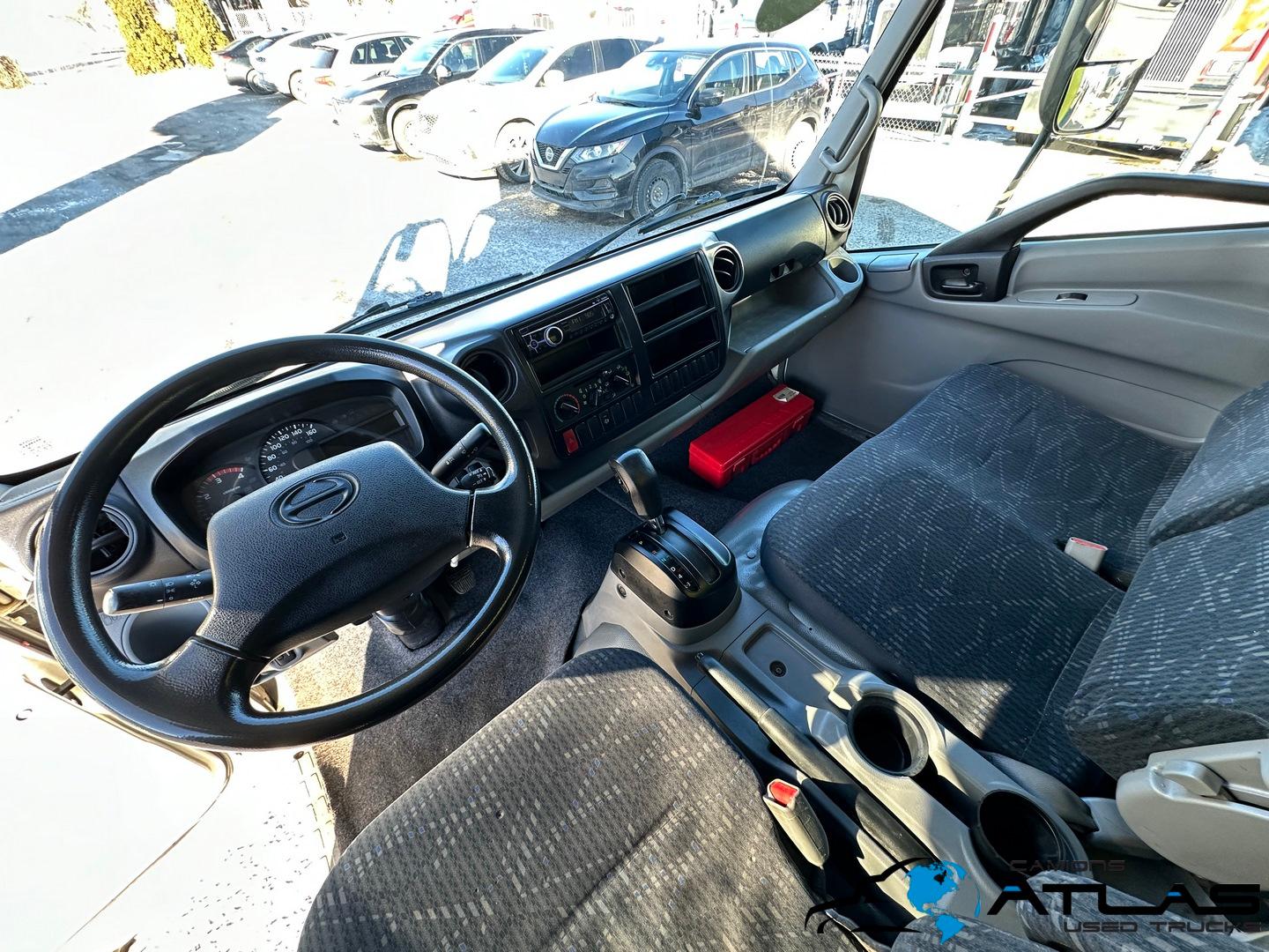 2013 HINO 195