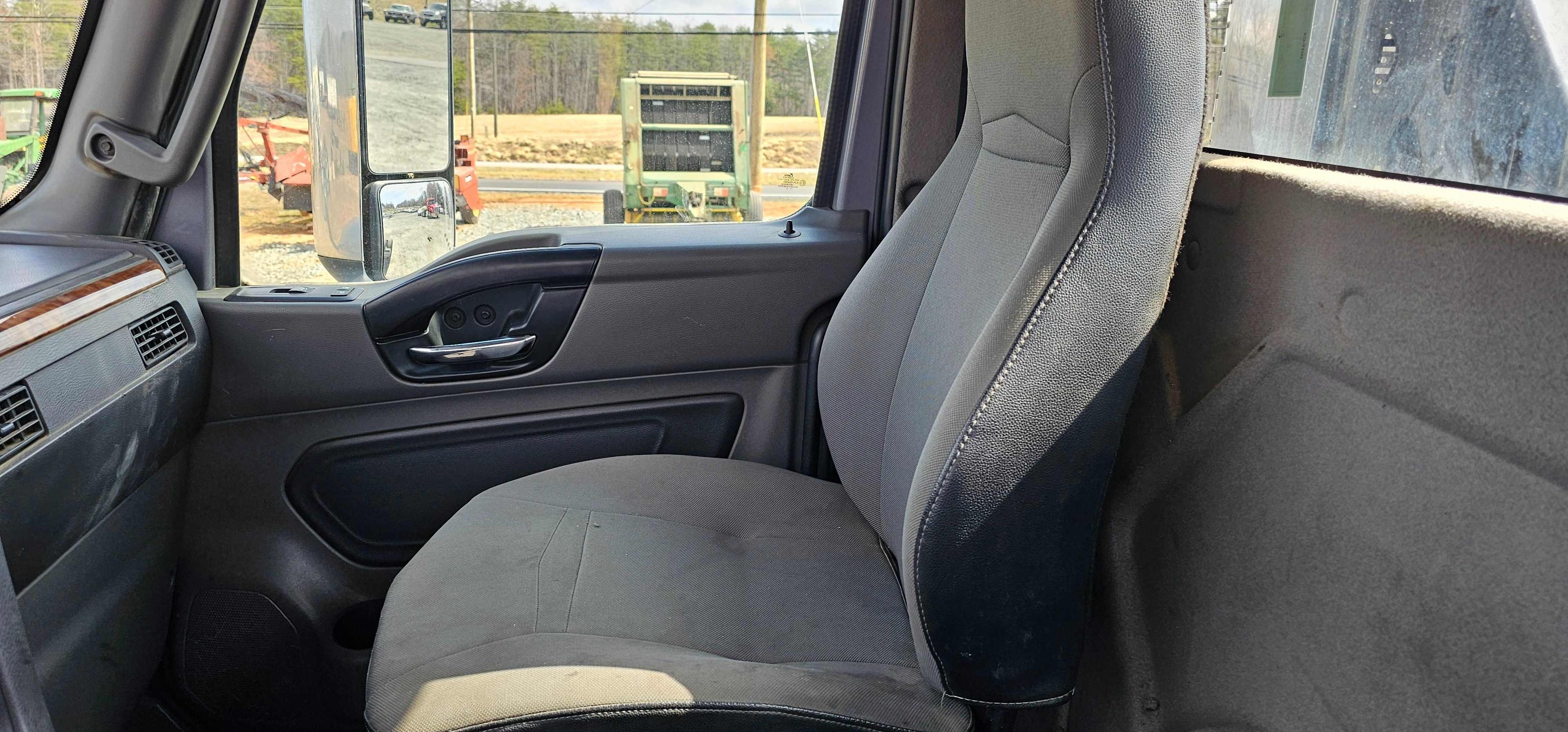 2019 International LT625 Day Cab w/ Wet Line