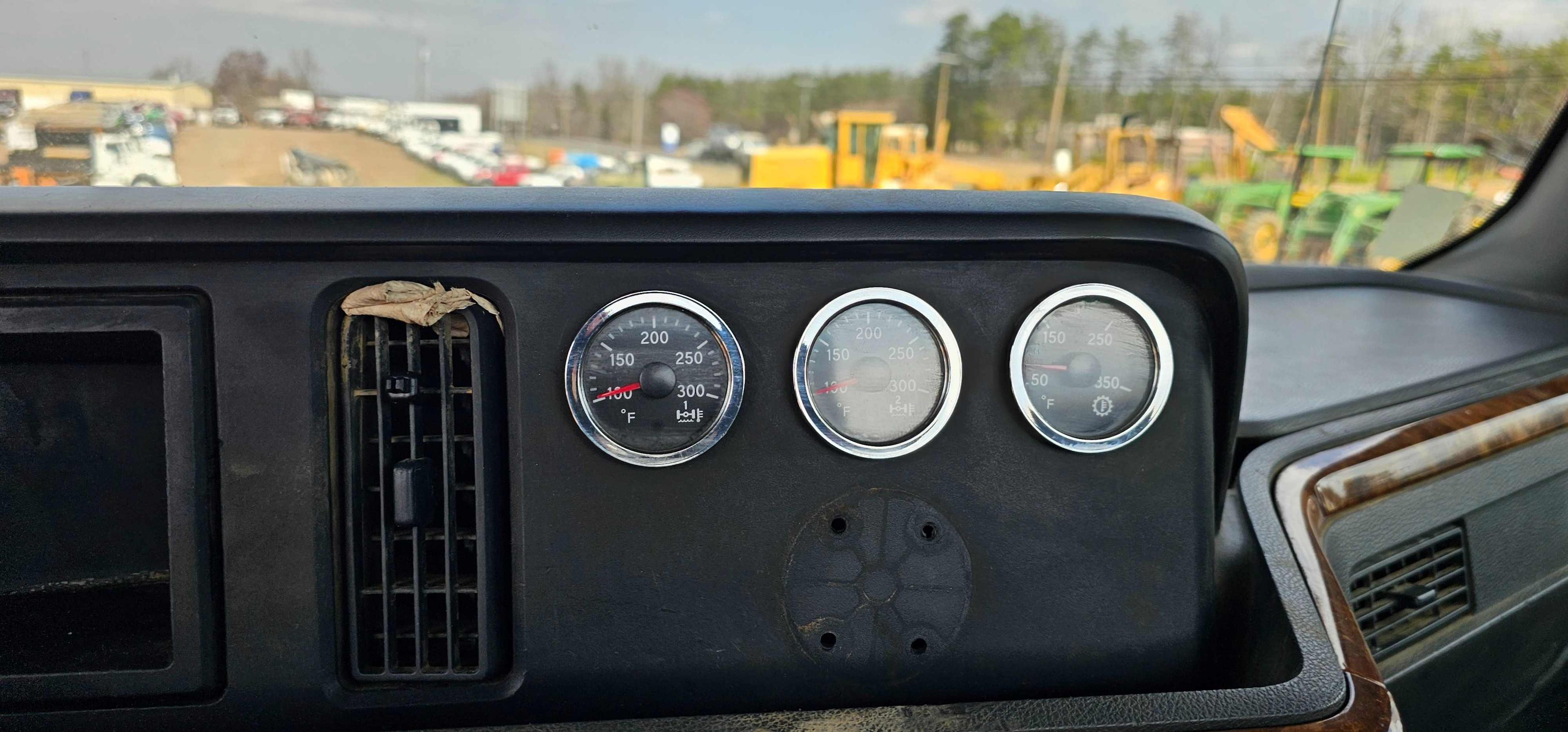 2019 International LT625 Day Cab w/ Wet Line
