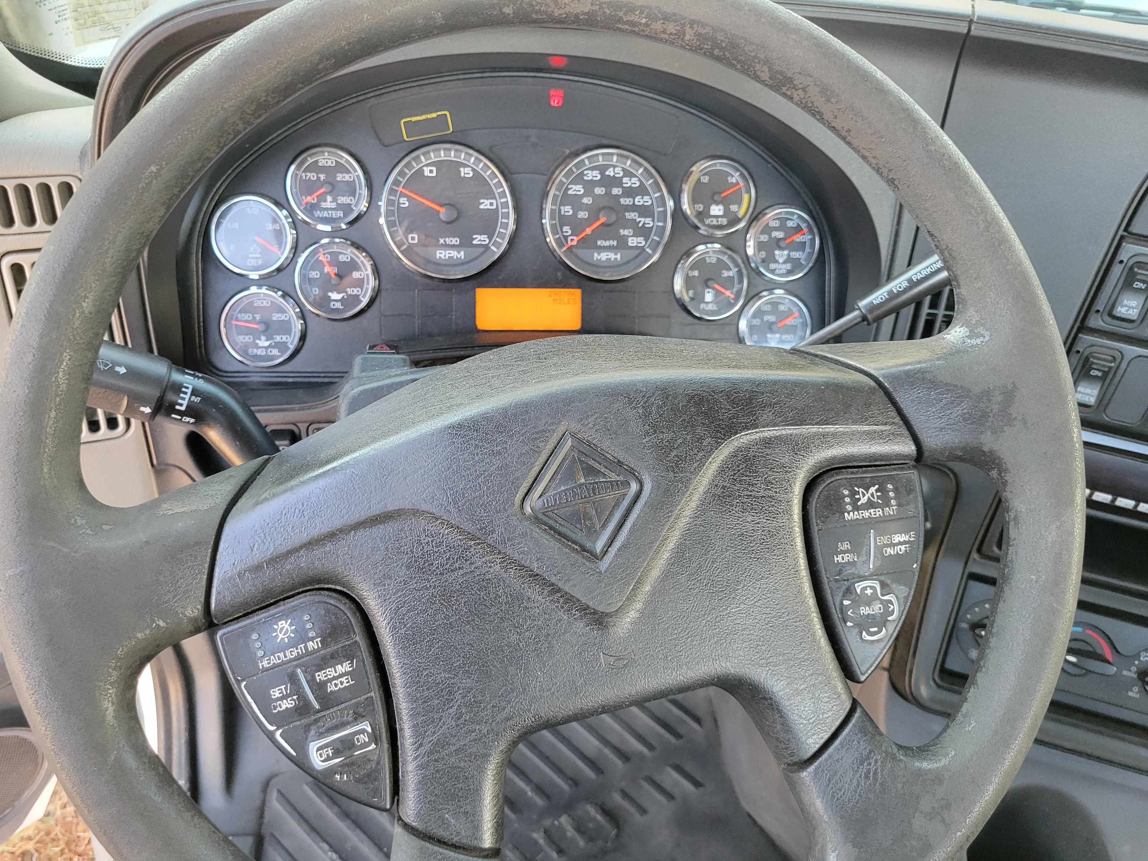 2019 International LT625 Day Cab w/ Wet Line