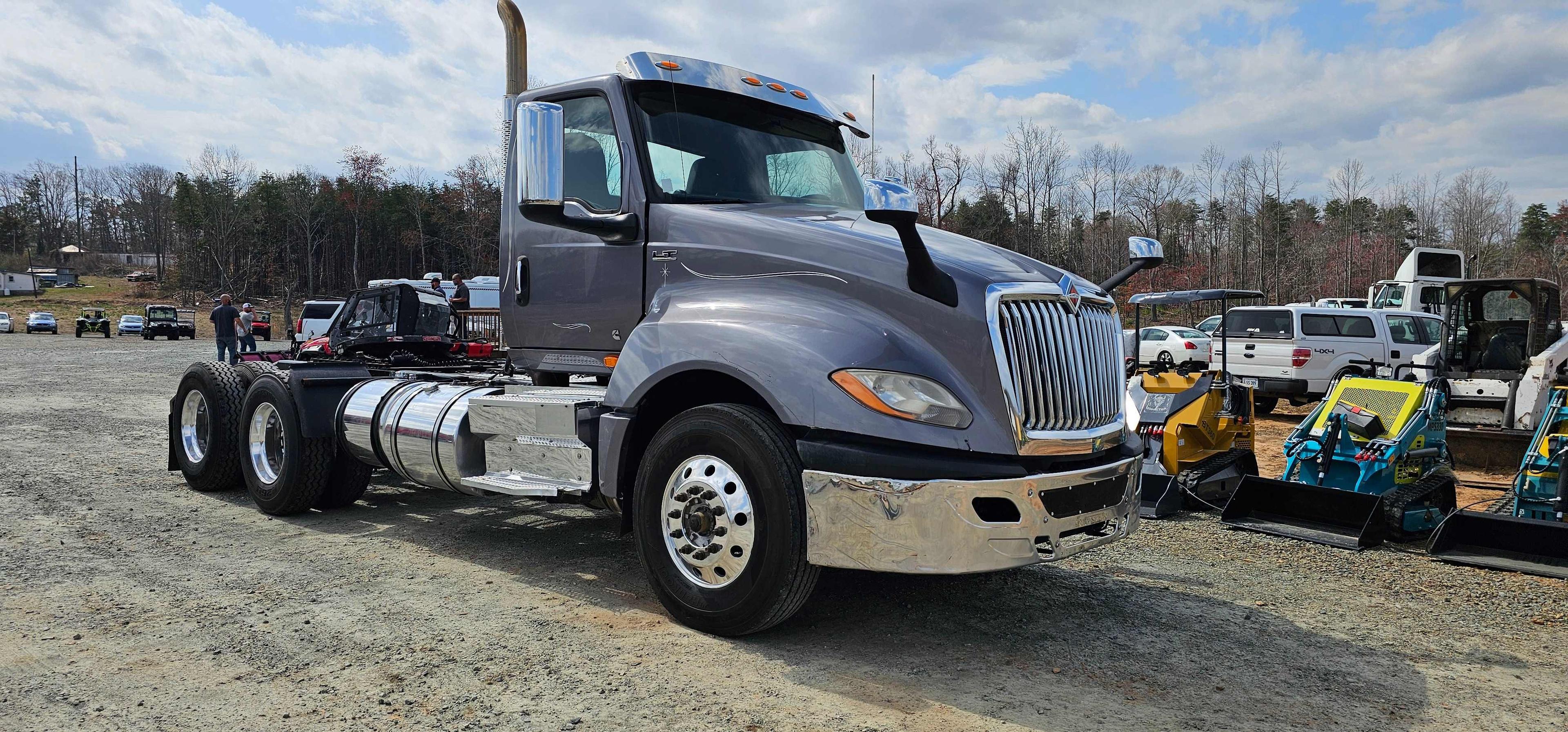 2019 International LT625 Day Cab w/ Wet Line