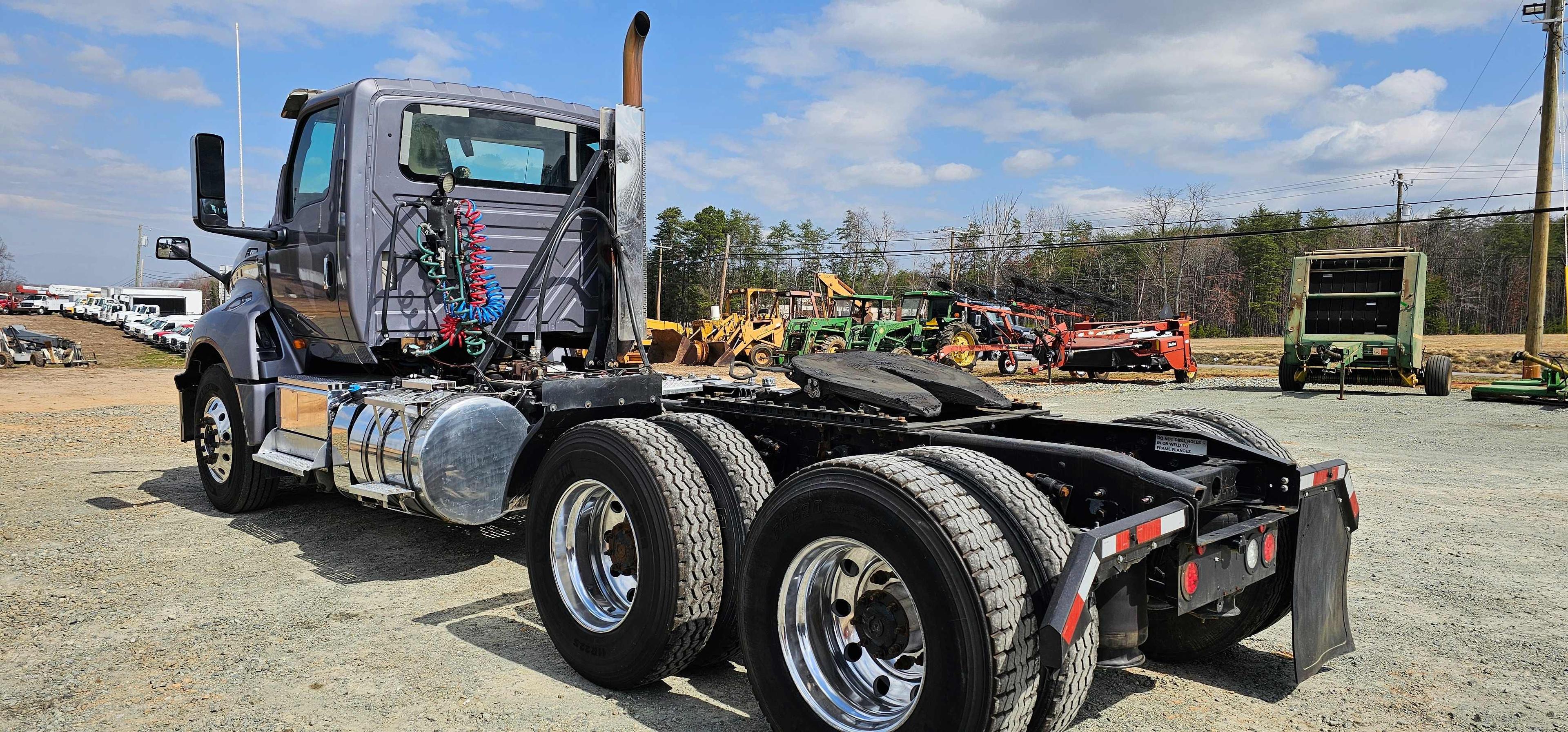 2019 International LT625 Day Cab w/ Wet Line