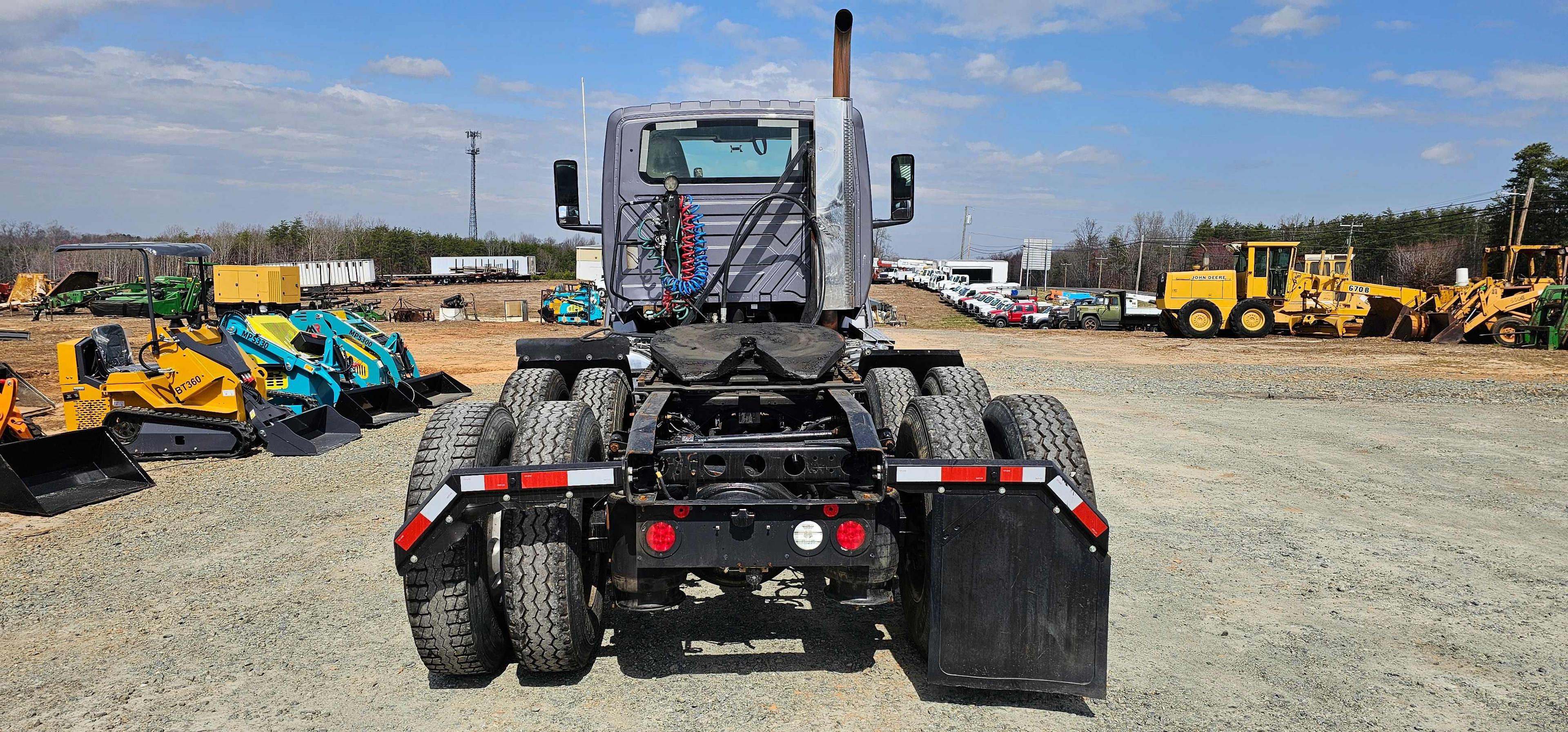 2019 International LT625 Day Cab w/ Wet Line
