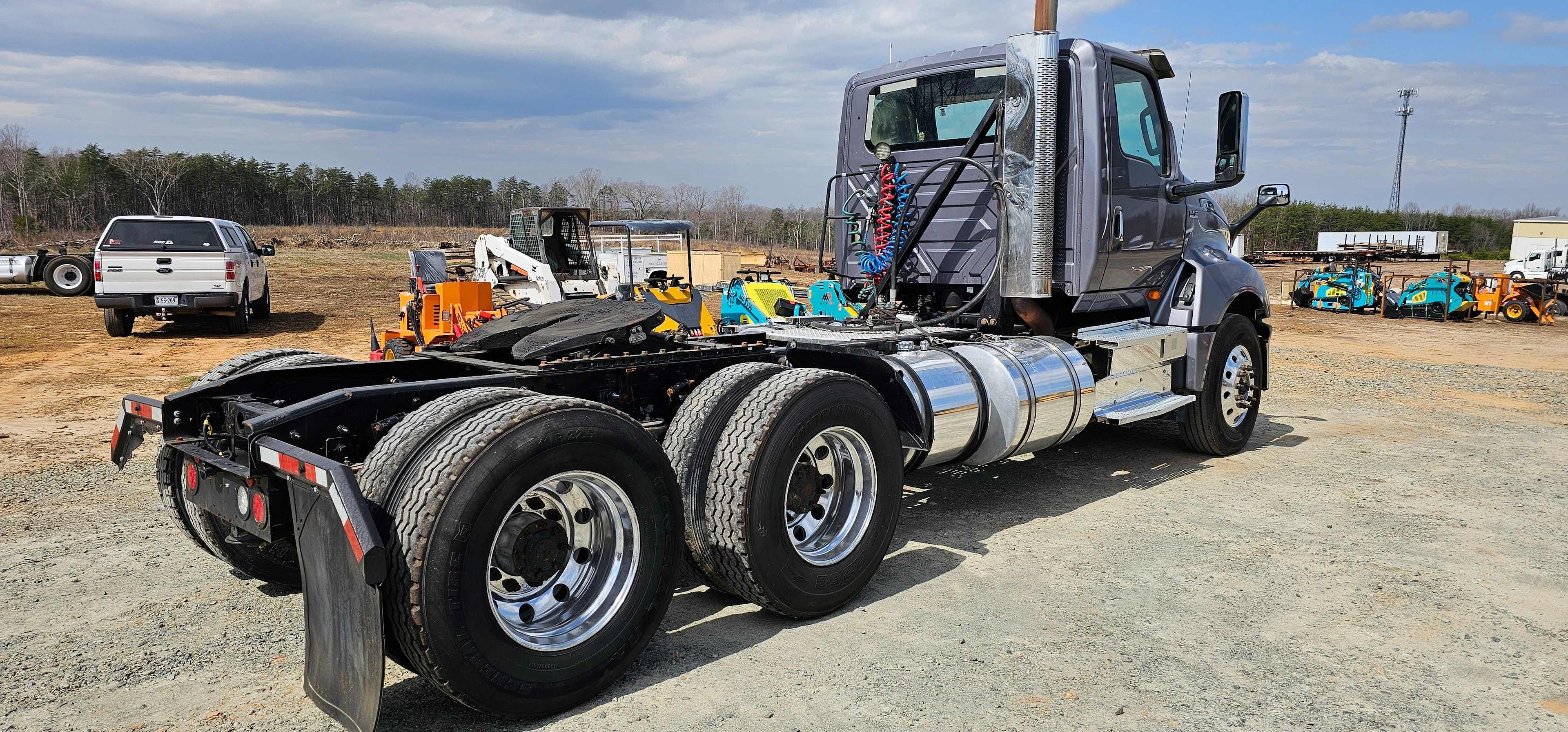 2019 International LT625 Day Cab w/ Wet Line