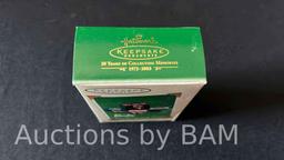 HALLMARK KEEPSAKE SHOPPING FOR SHOES BARBIE ORNAMENT 2002