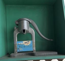 Manual Antique Juicer with Display Box