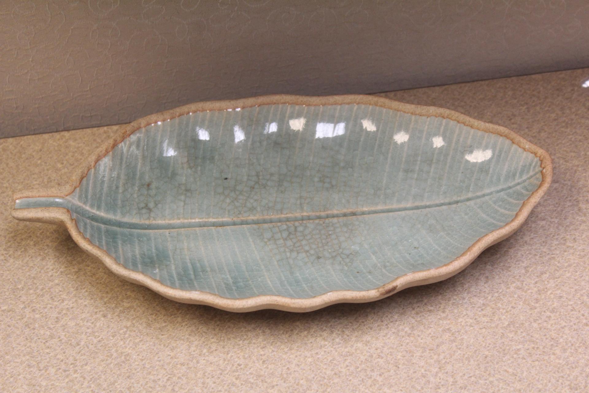 Ceramic leaf bowl
