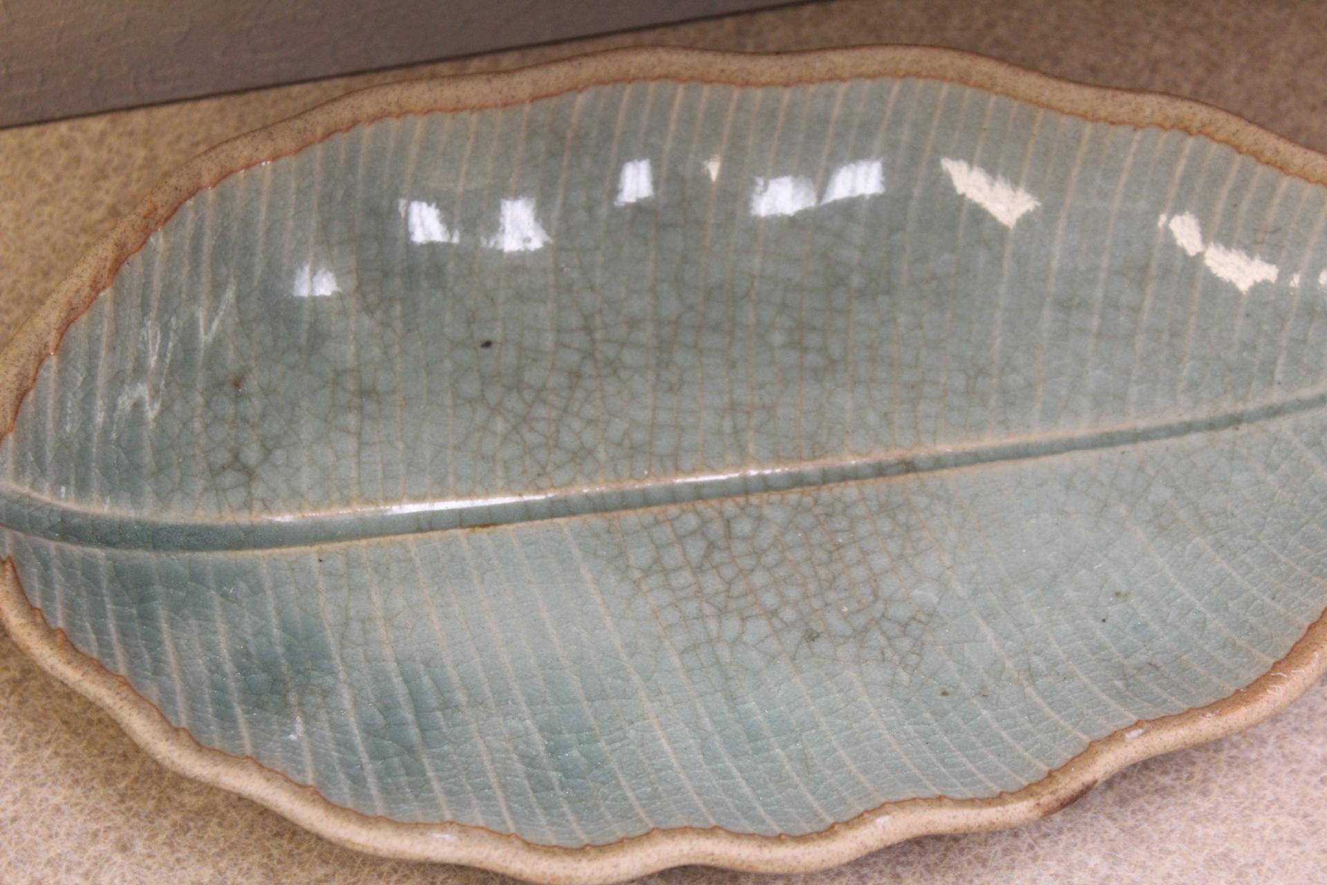 Ceramic leaf bowl