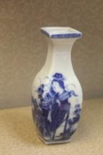 Vintage Japanese/Chinese small vase