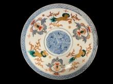 19TH CENTURY EARLY JAPANESE IMARI PORCELAIN WARE PLATTER FEATURING JAPANESE KOMAINU FIGURES