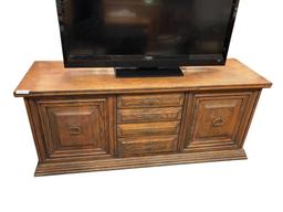 VINTAGE SOLID OAK CONSOLE TABLE FEATURING THREE DRAWERS AND TWO CABINETS