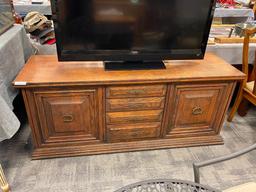 VINTAGE SOLID OAK CONSOLE TABLE FEATURING THREE DRAWERS AND TWO CABINETS