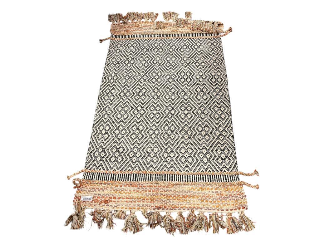 SOUTHWESTERN WOVEN TASSLED RUG