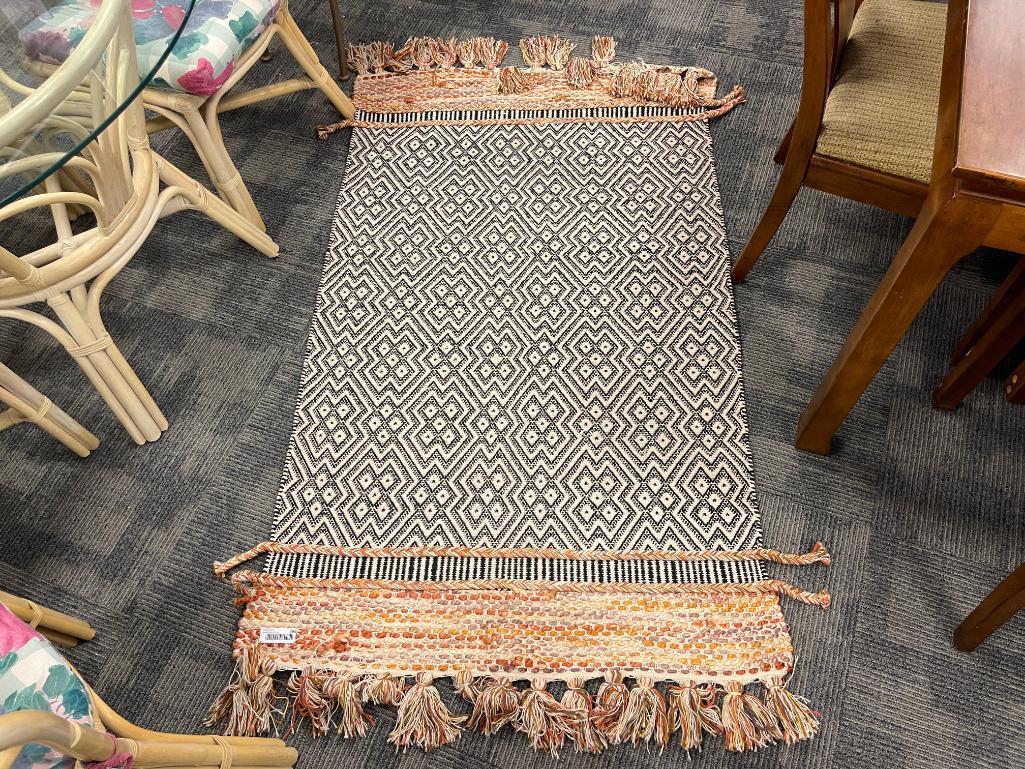SOUTHWESTERN WOVEN TASSLED RUG