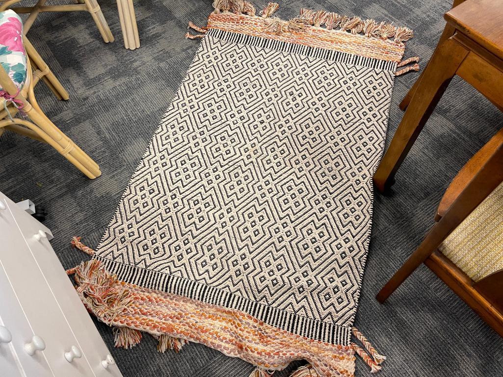 SOUTHWESTERN WOVEN TASSLED RUG