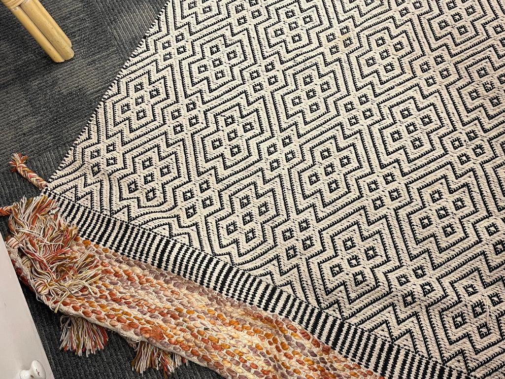 SOUTHWESTERN WOVEN TASSLED RUG